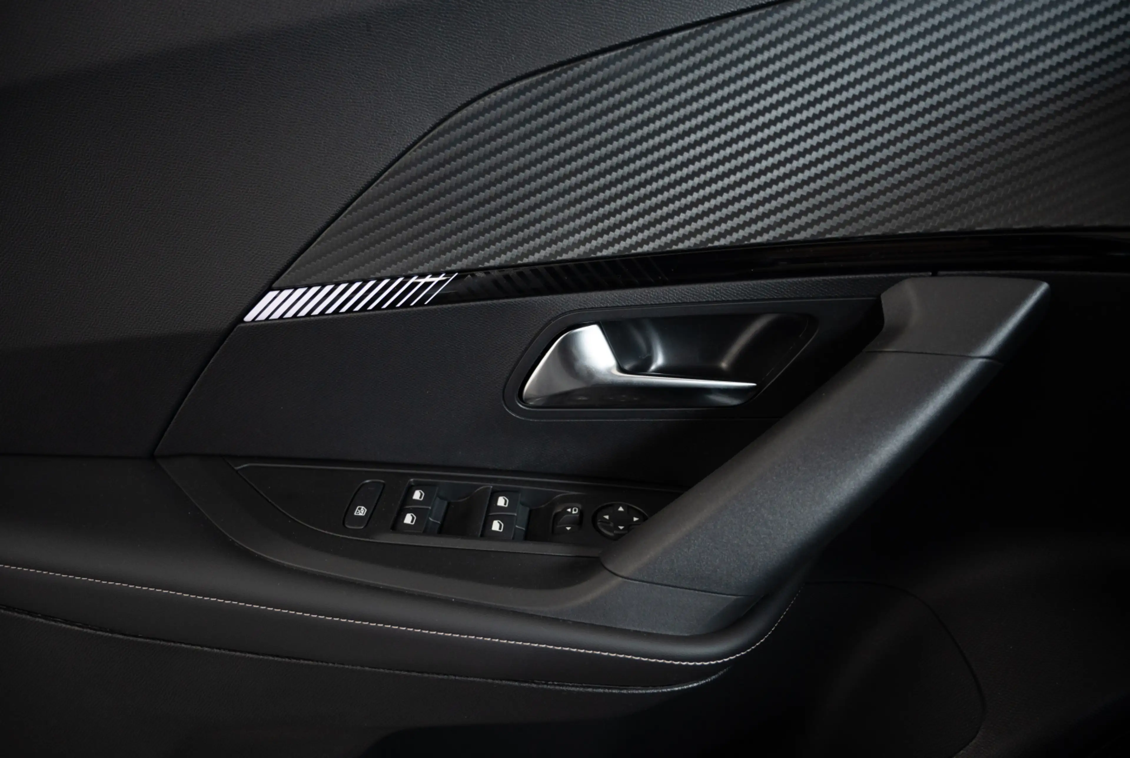 Peugeot 2008 Allure 1.2 Hybrid 145 e-DSC6 *360°KAMERA*GRIP-CONTROL* — photo 12