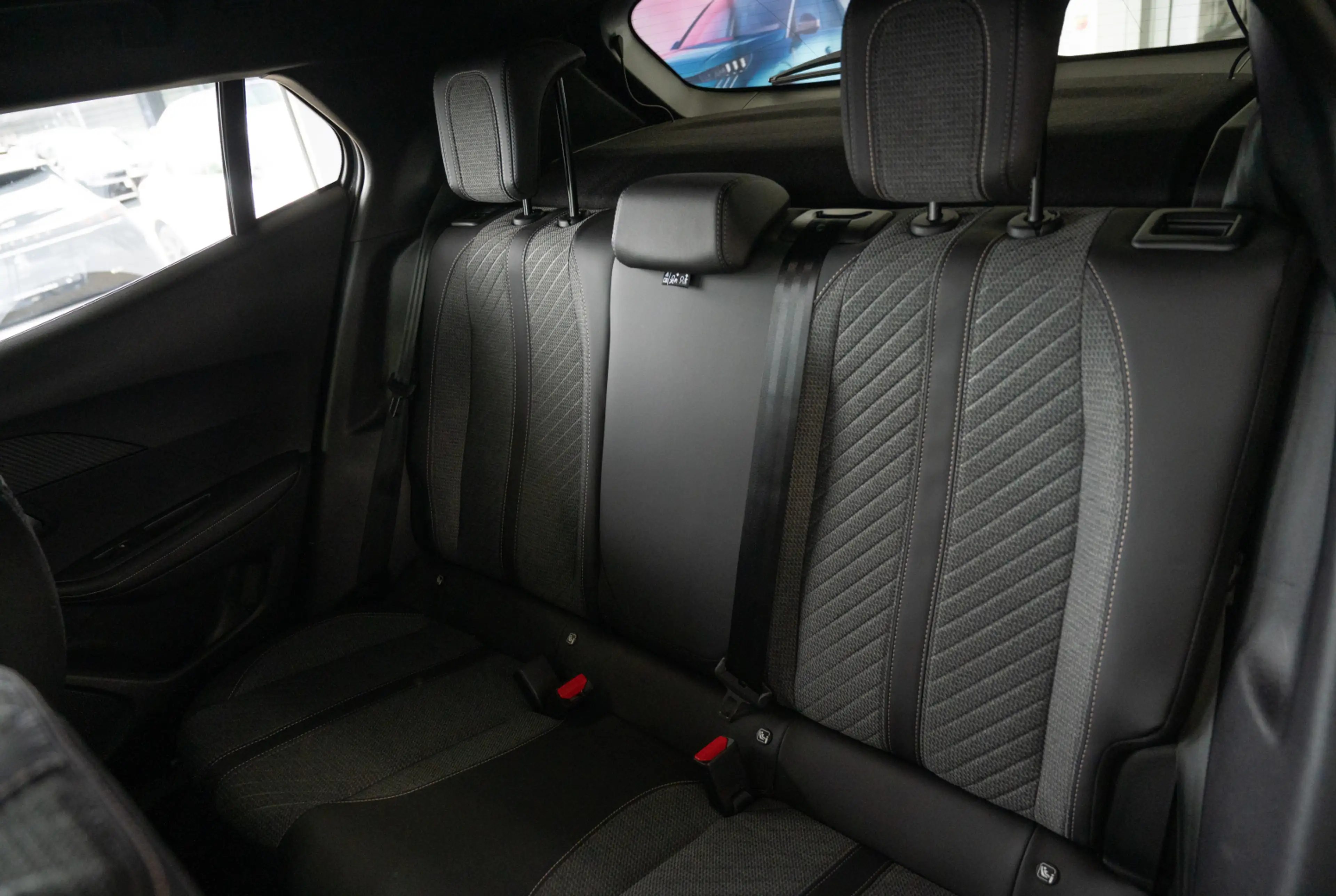 Peugeot 2008 Allure 1.2 Hybrid 145 e-DSC6 *360°KAMERA*GRIP-CONTROL* — photo 8