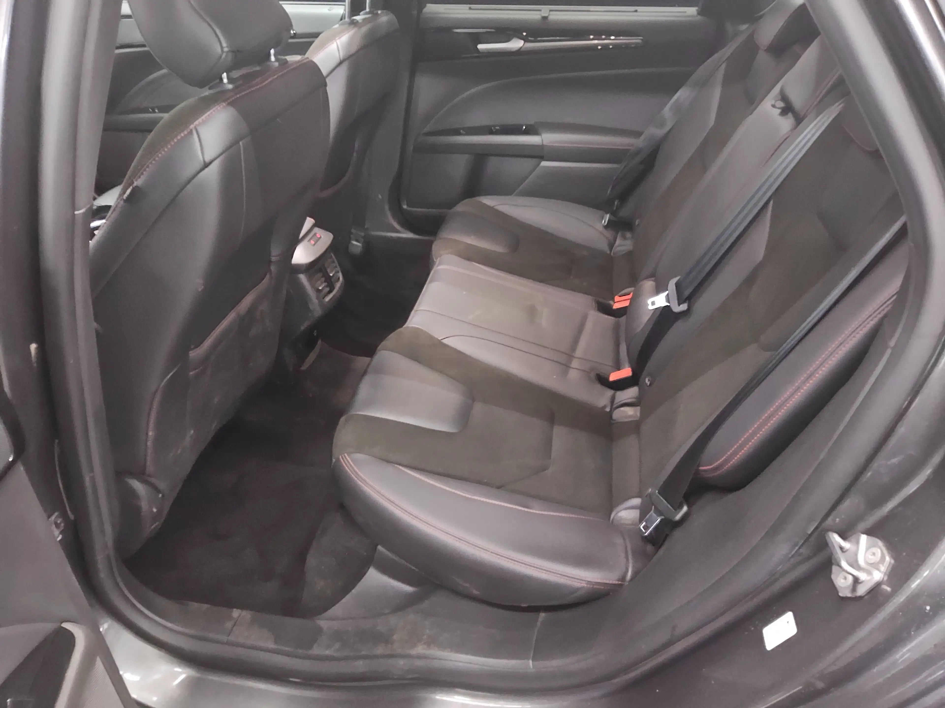 Ford Mondeo — photo 13
