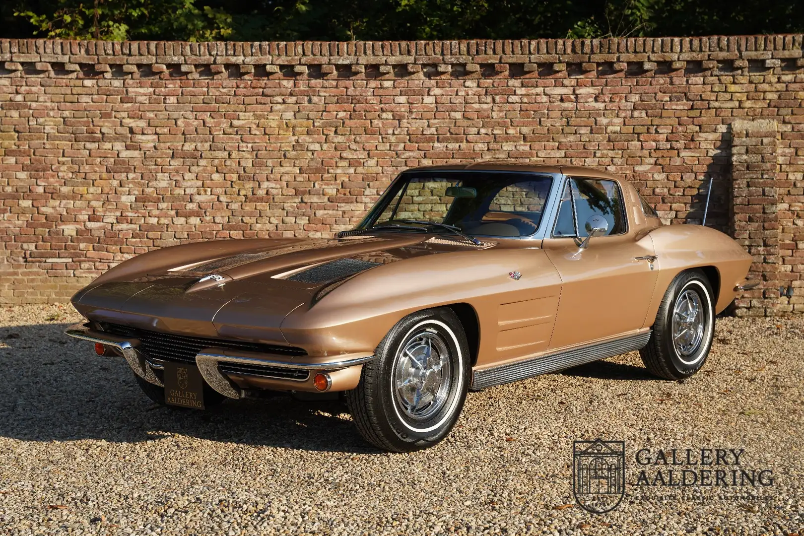 Corvette Stingray C2 Coupé Split window Fully restored condition, Or Gold - 1