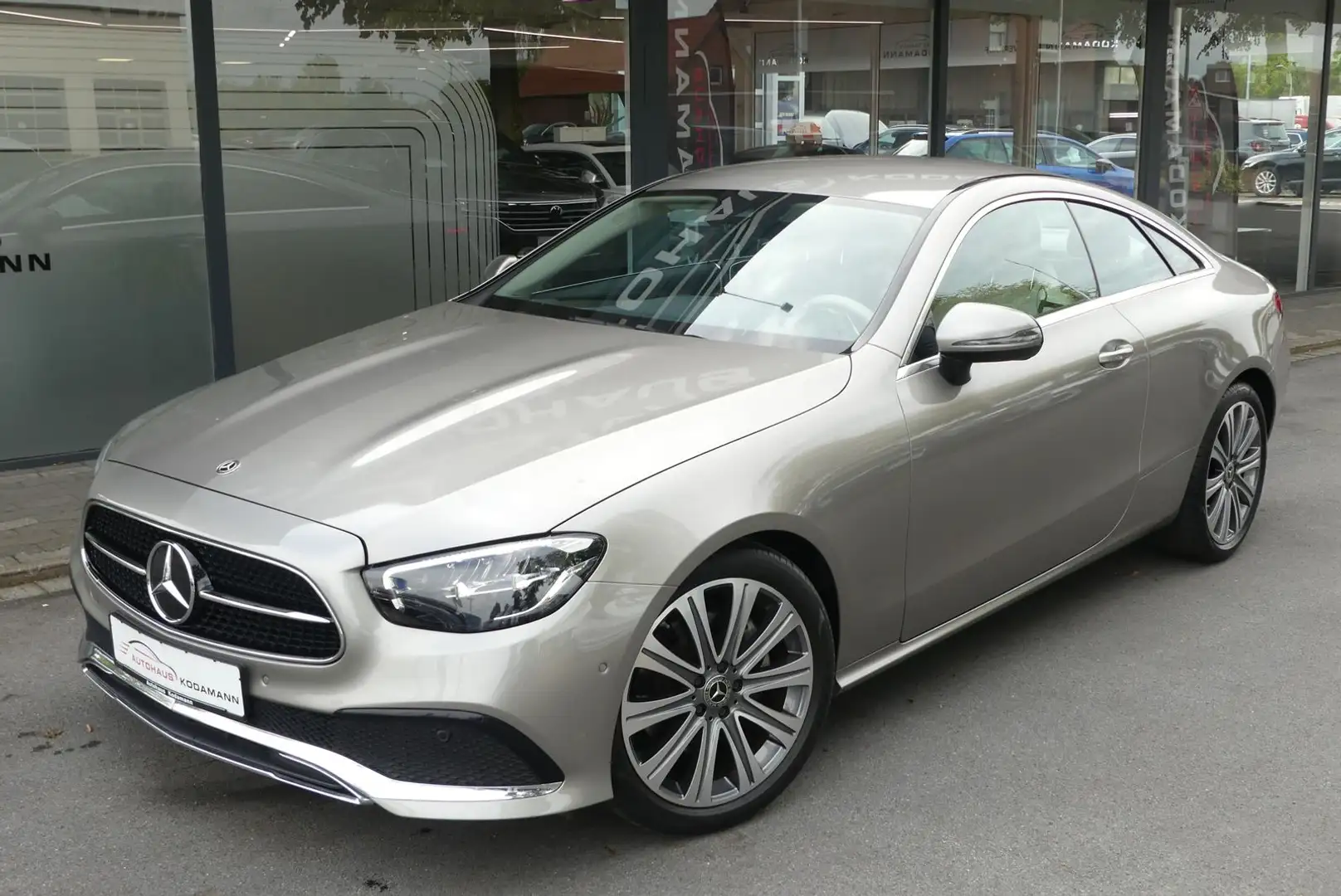 Mercedes-Benz E 200 Coupe Avantgarde*Kamera*19"*CarPlay*SCHÖN* Zilver - 2