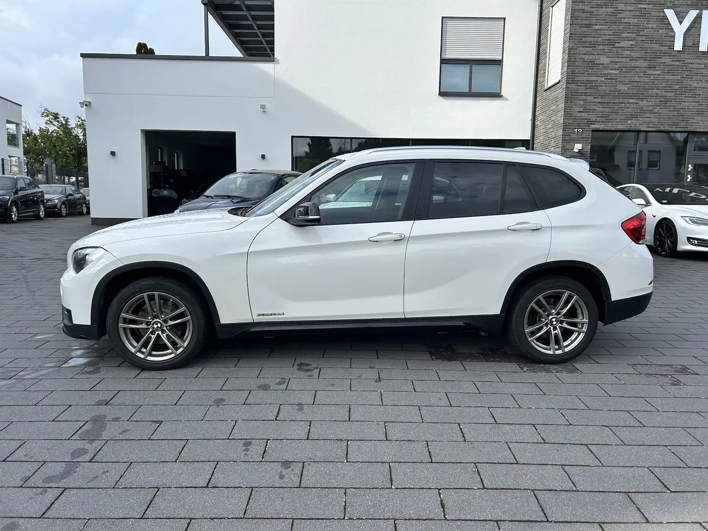 BMW X1 18d xDrive SPORTLINE * NAVI * SCHECKHEFT Bílá - 2