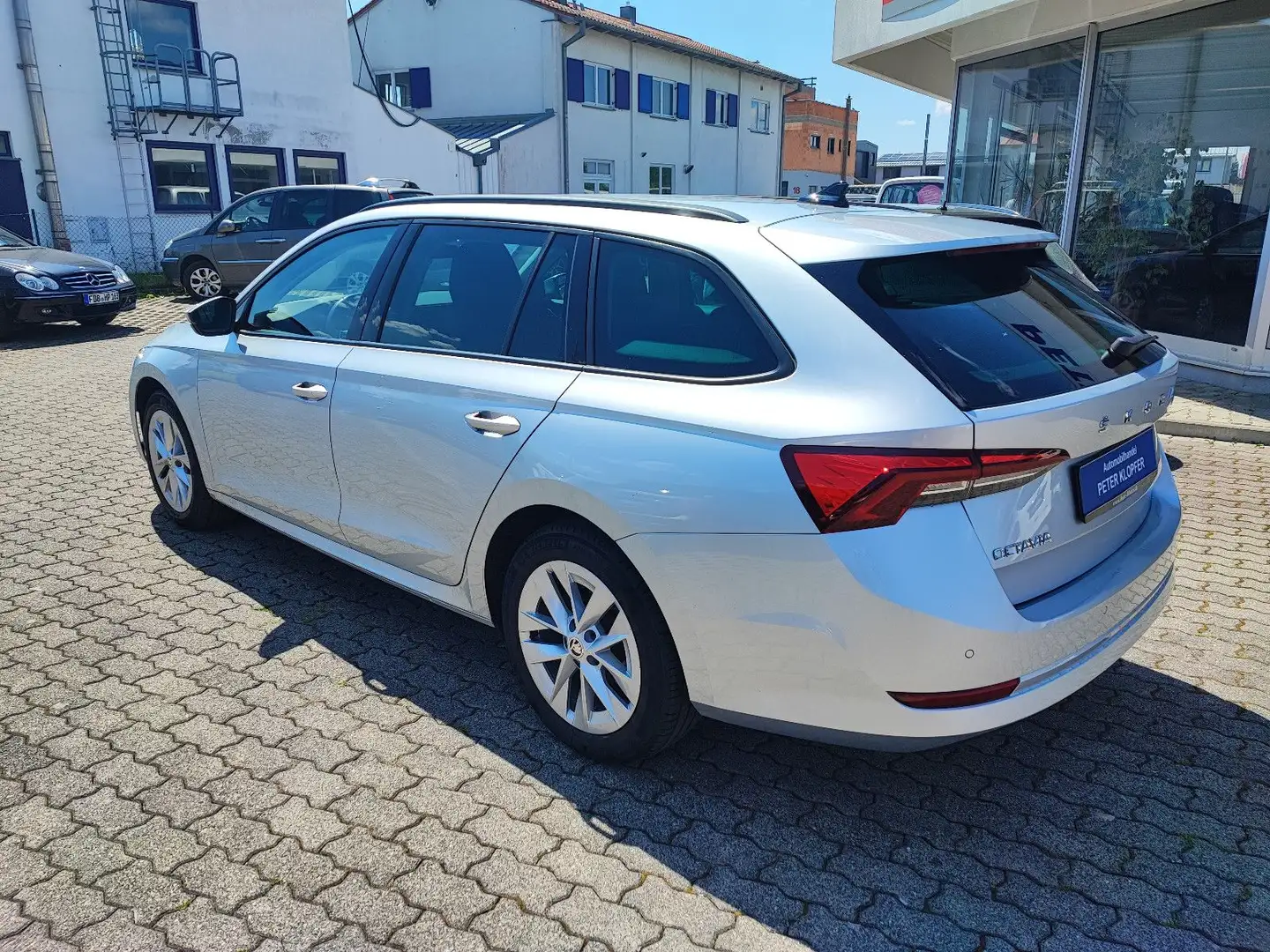 Skoda Octavia 2,0 TDi Aut/LED/Nav/Standhzg/1.Hd Silber - 2