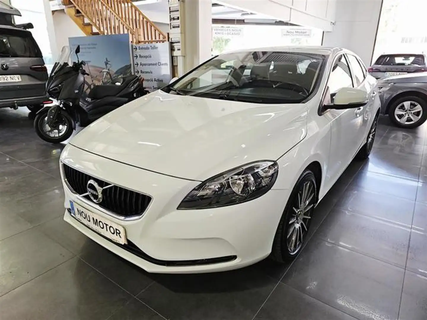 Volvo V40 D3 Momentum Aut. 150 Blanco - 1