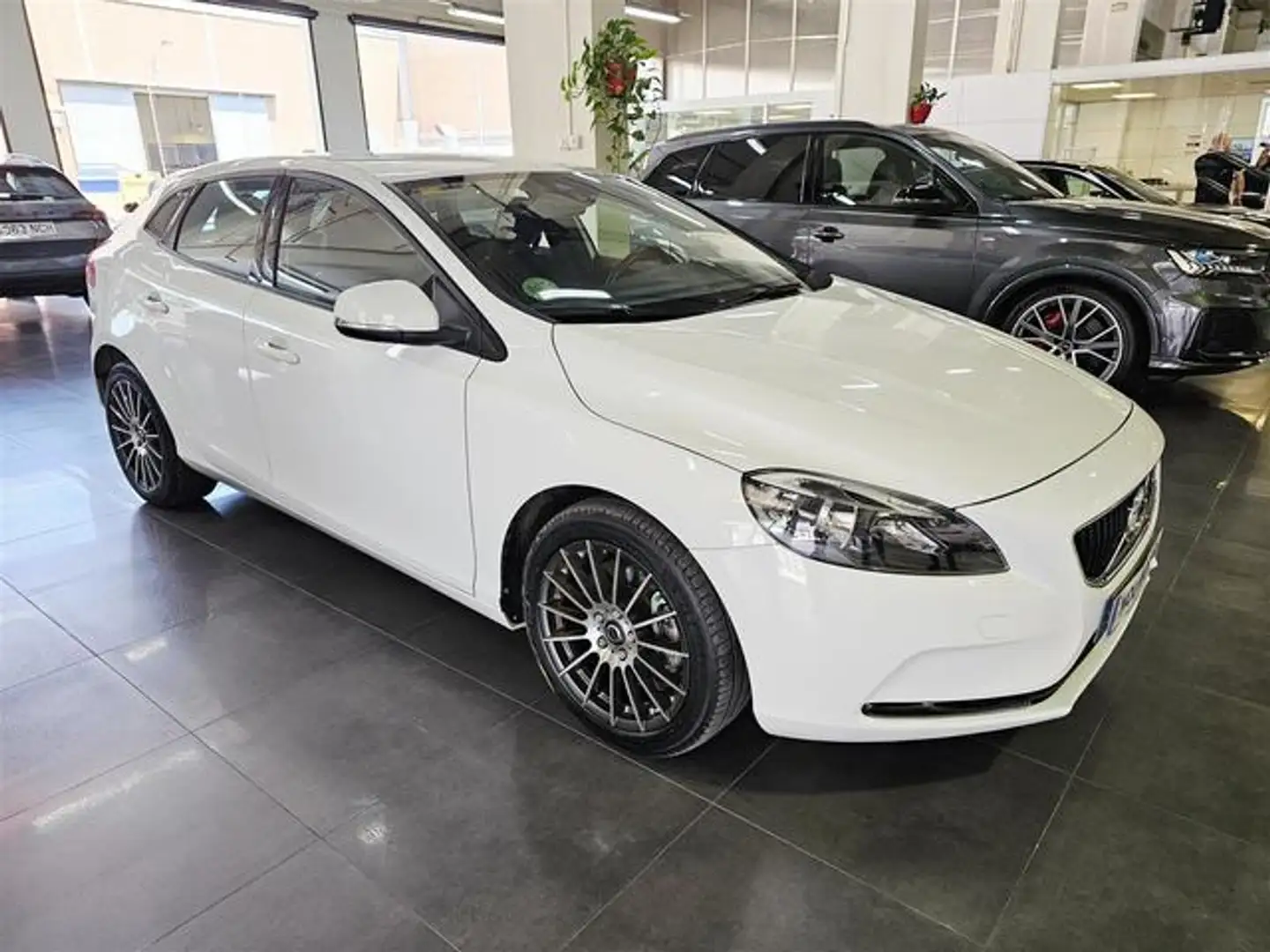 Volvo V40 D3 Momentum Aut. 150 Blanco - 2