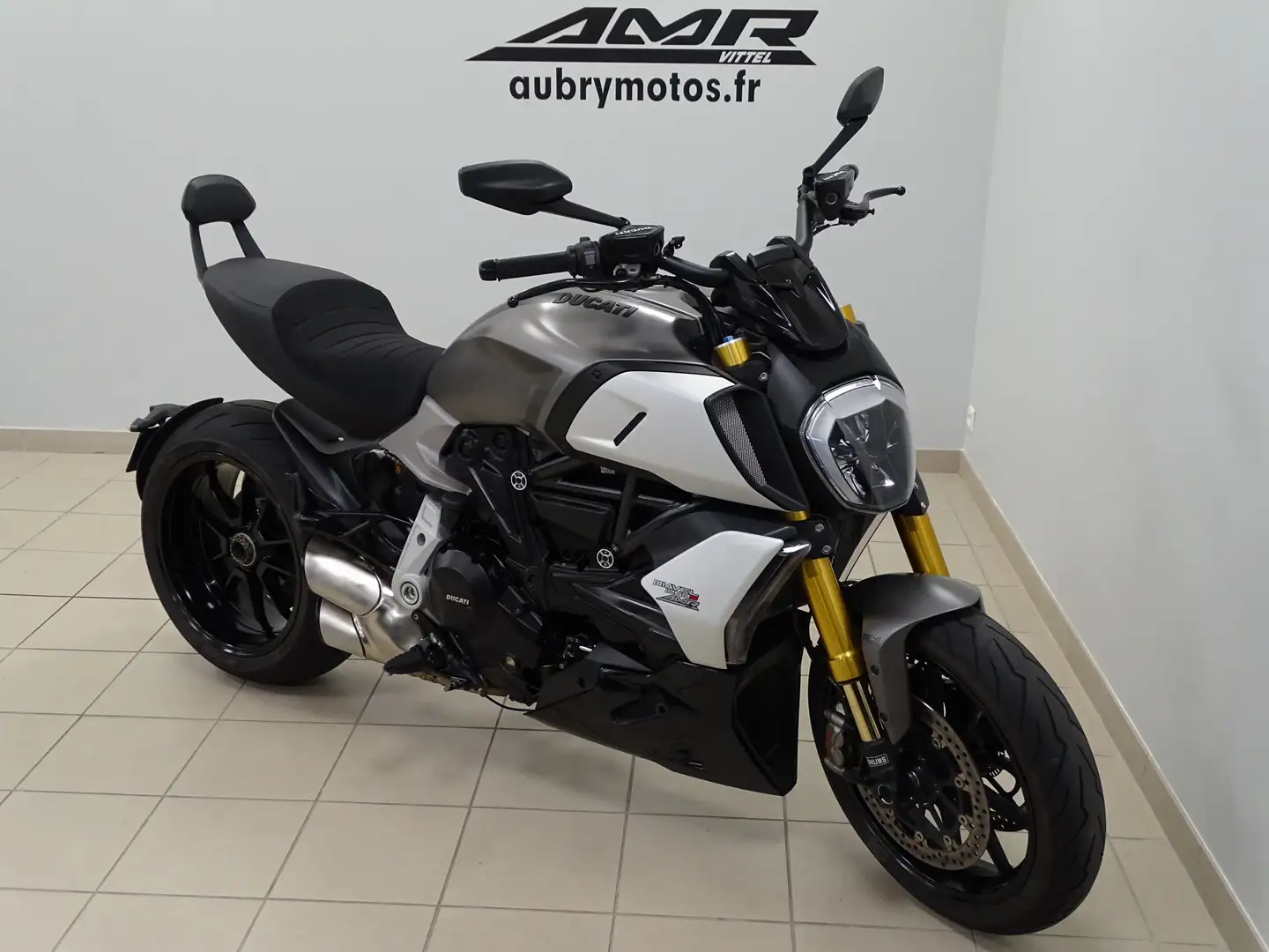 Ducati Diavel Gris - 1