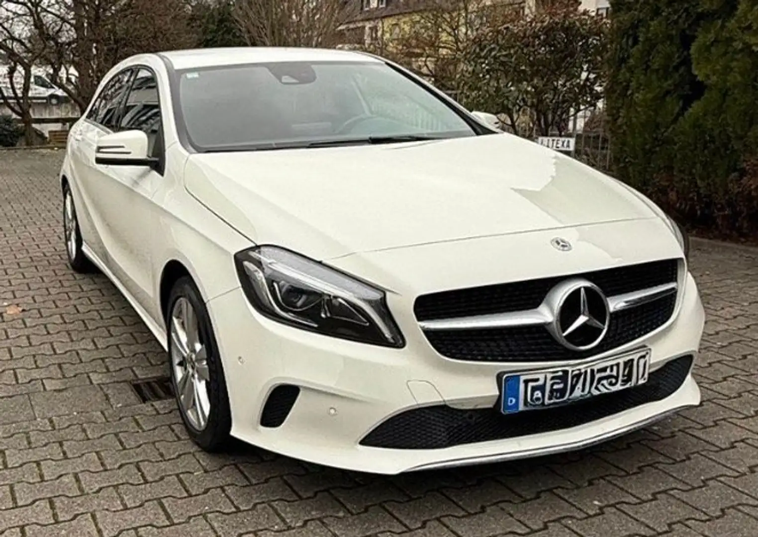 Mercedes-Benz A 180 A 180 BlueEfficiency Teilleder Navi Sitzheizung Weiß - 2