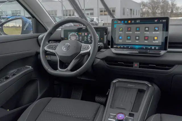 Volkswagen T-Roc view 9