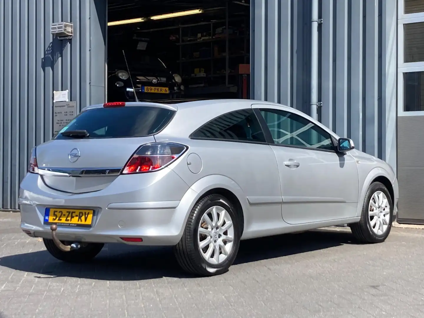Opel Astra GTC 1.8 Temptation Airconditioning, Cruise control Grijs - 2