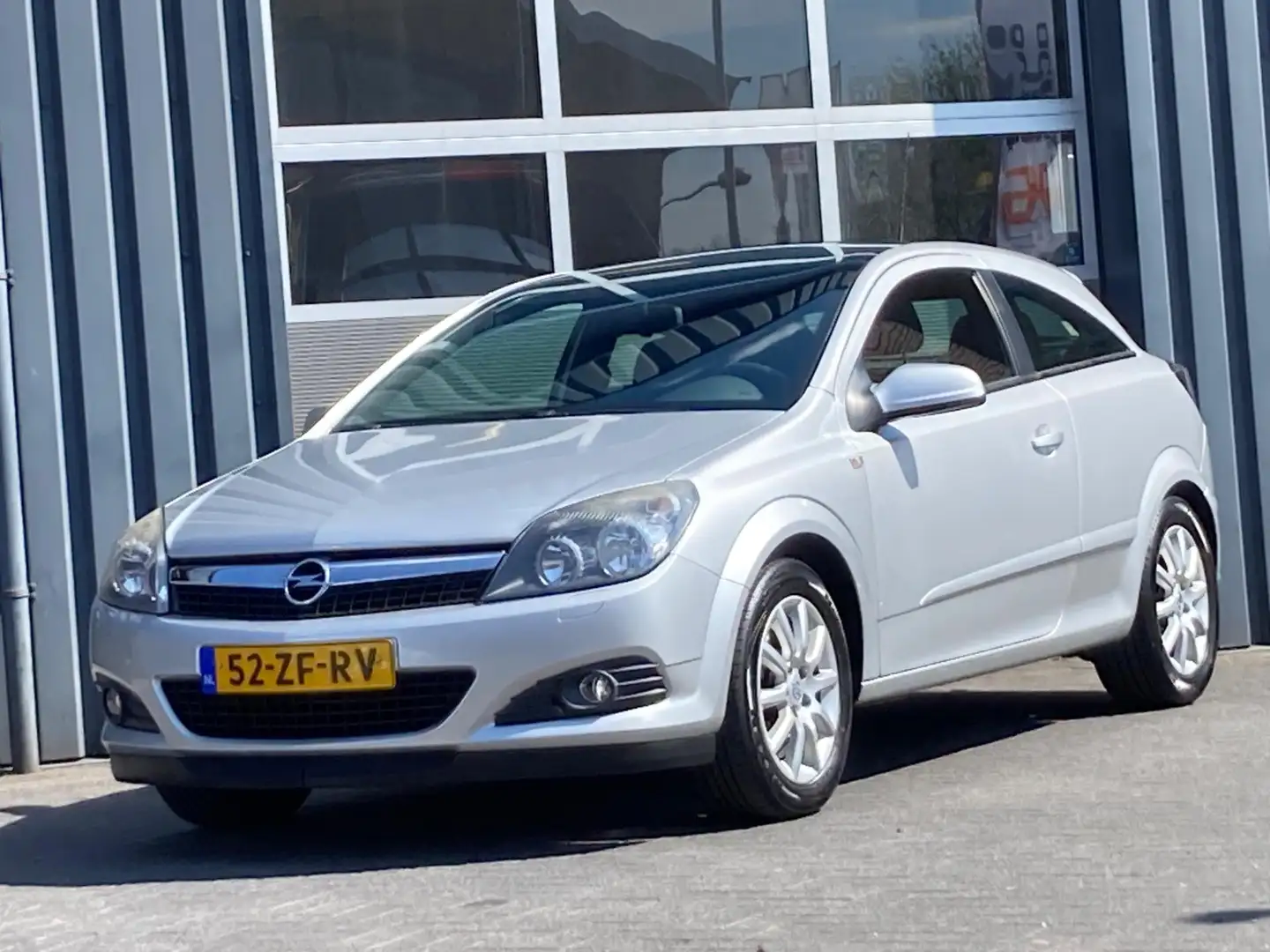 Opel Astra GTC 1.8 Temptation Airconditioning, Cruise control Grijs - 1