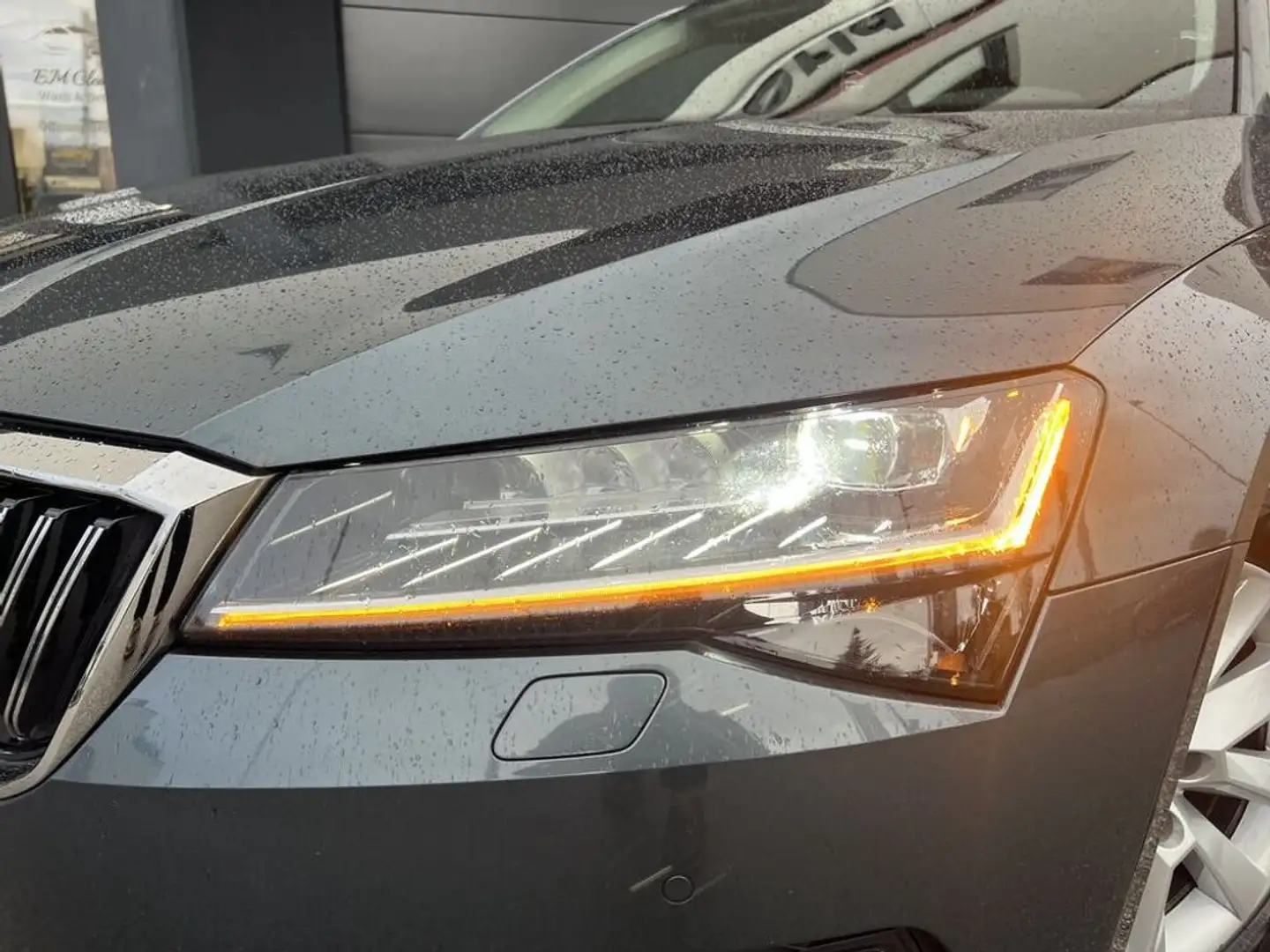 Skoda Superb Kombi 2,0 TDI Style Maxrix-Navi-R.Kamera Gris - 2