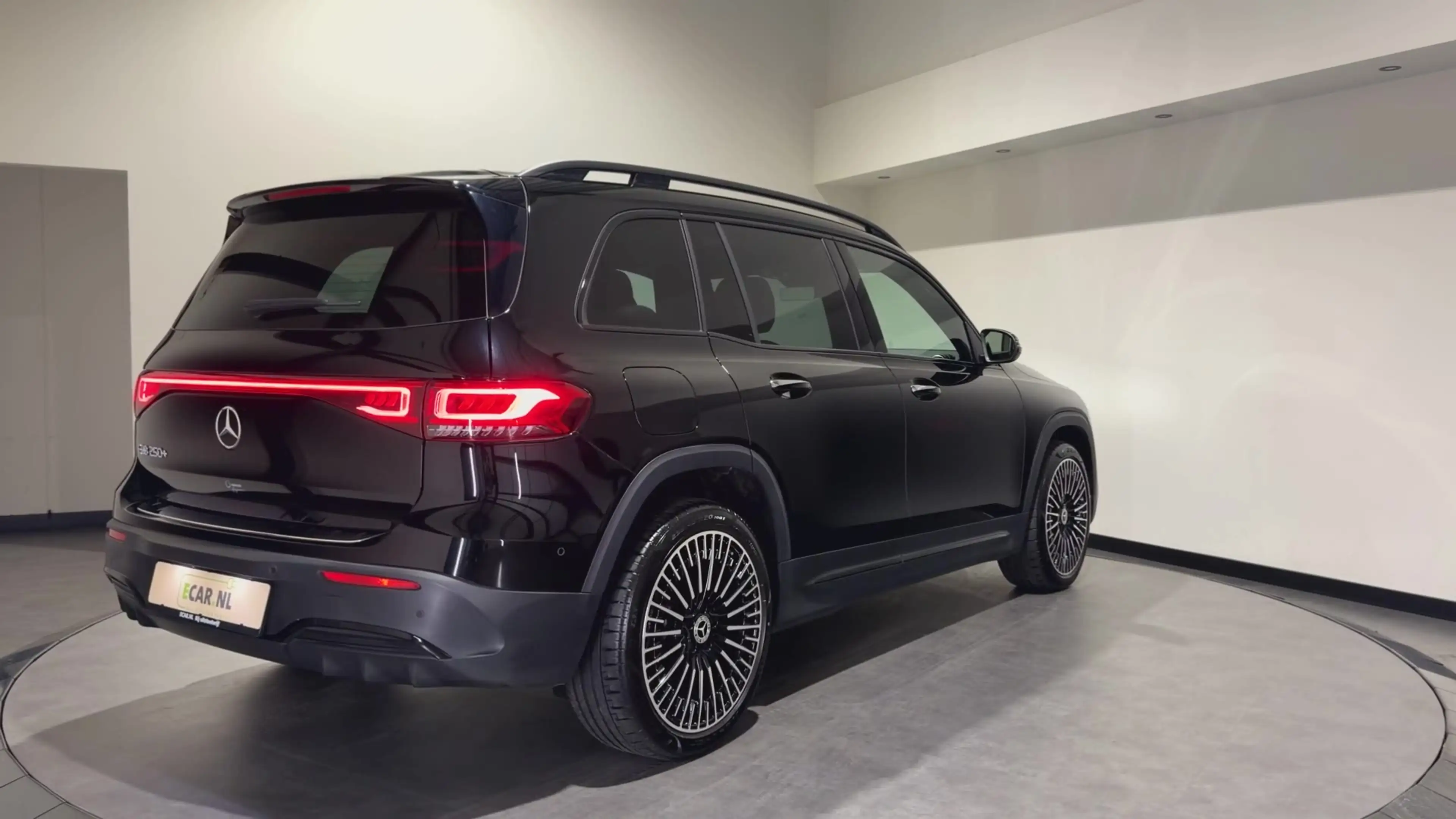 Mercedes-Benz EQB 250 250+ Sport Edition 71 kWh | AMG-styling | Keyless — photo 3