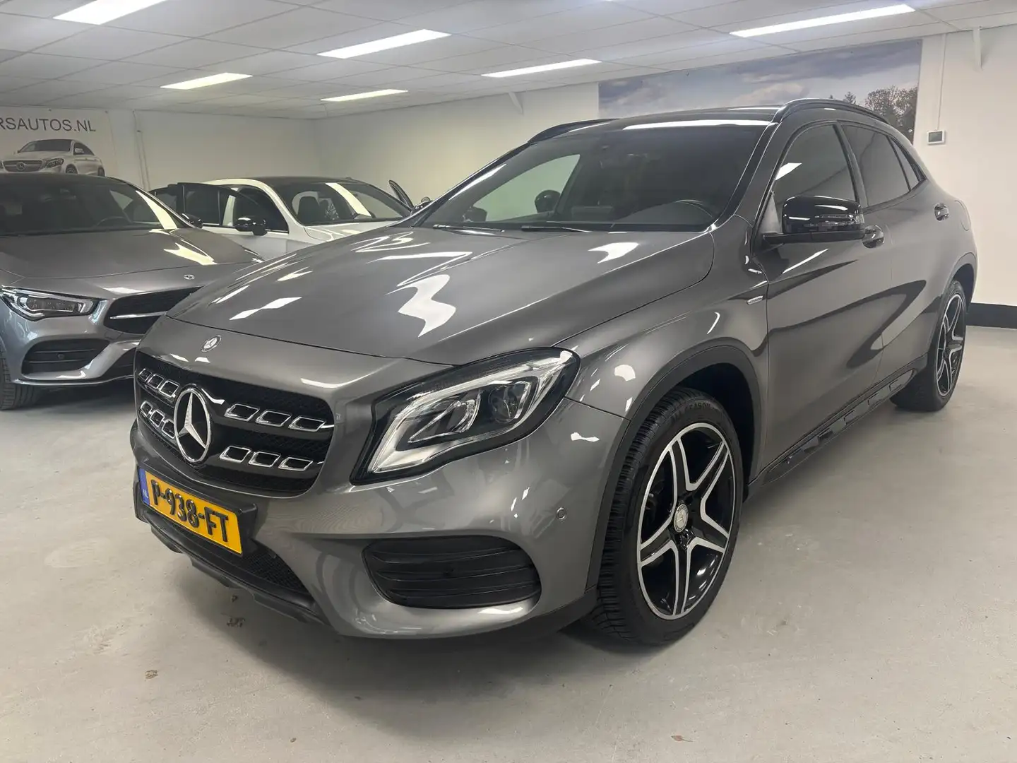 Mercedes-Benz GLA 200 Premium Plus Panorama Camera Ambilight Edition Grijs - 1