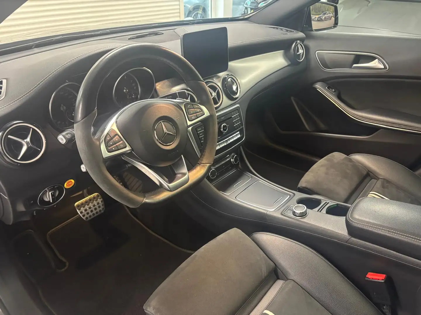 Mercedes-Benz GLA 200 Premium Plus Panorama Camera Ambilight Edition Grijs - 2