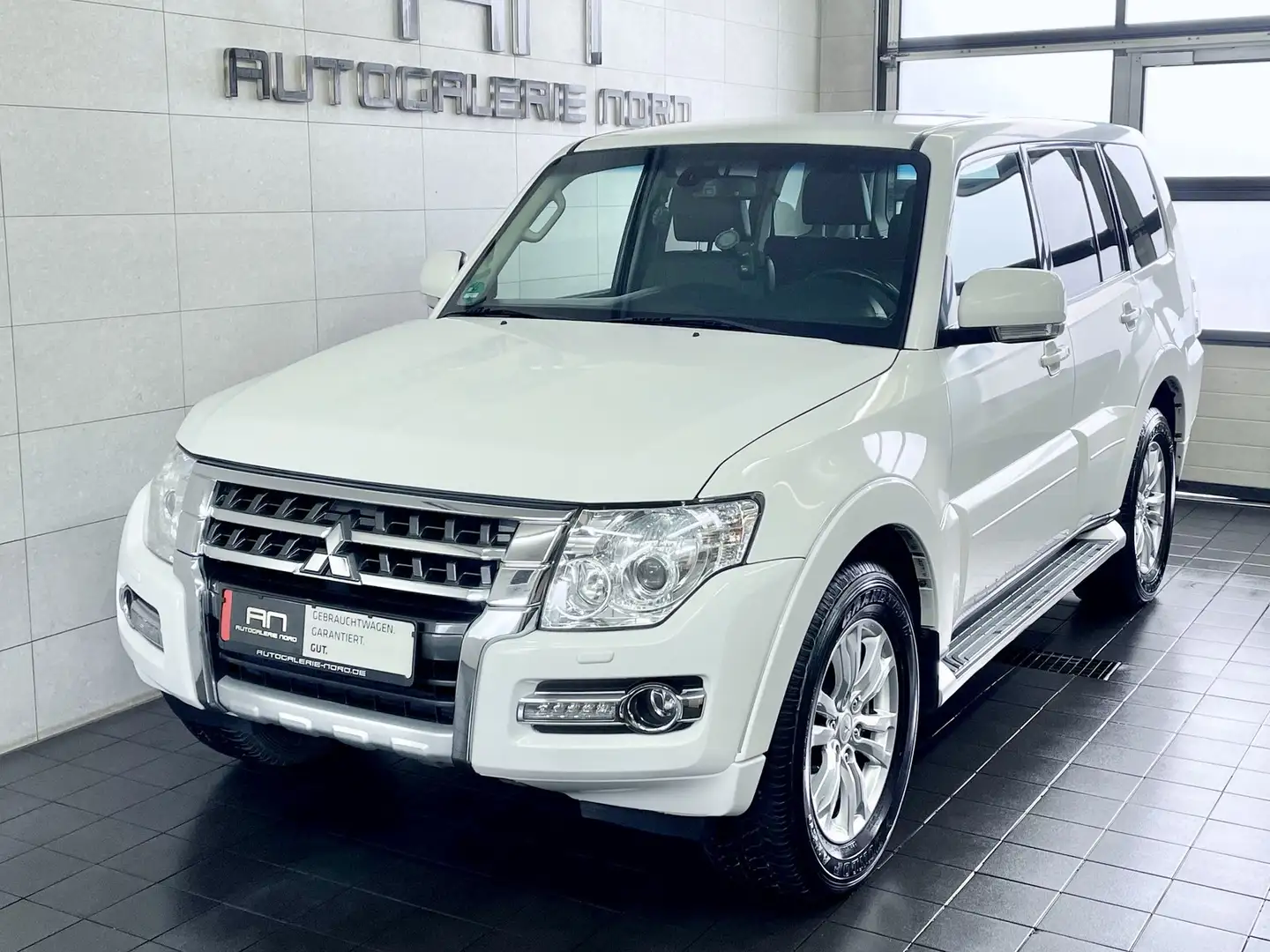 Mitsubishi Pajero 3.2 DI-D SUV-Star 1.Hand Білий - 2