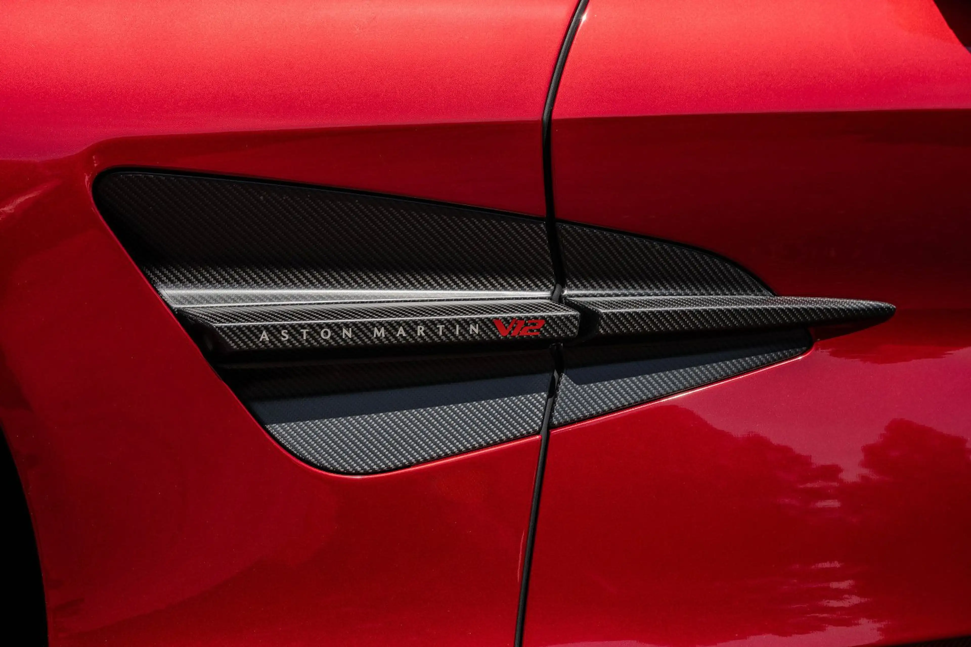 Aston Martin Vanquish VANQUISH PRESENTATION SPEC Q CARBON BESPOKE — photo 14