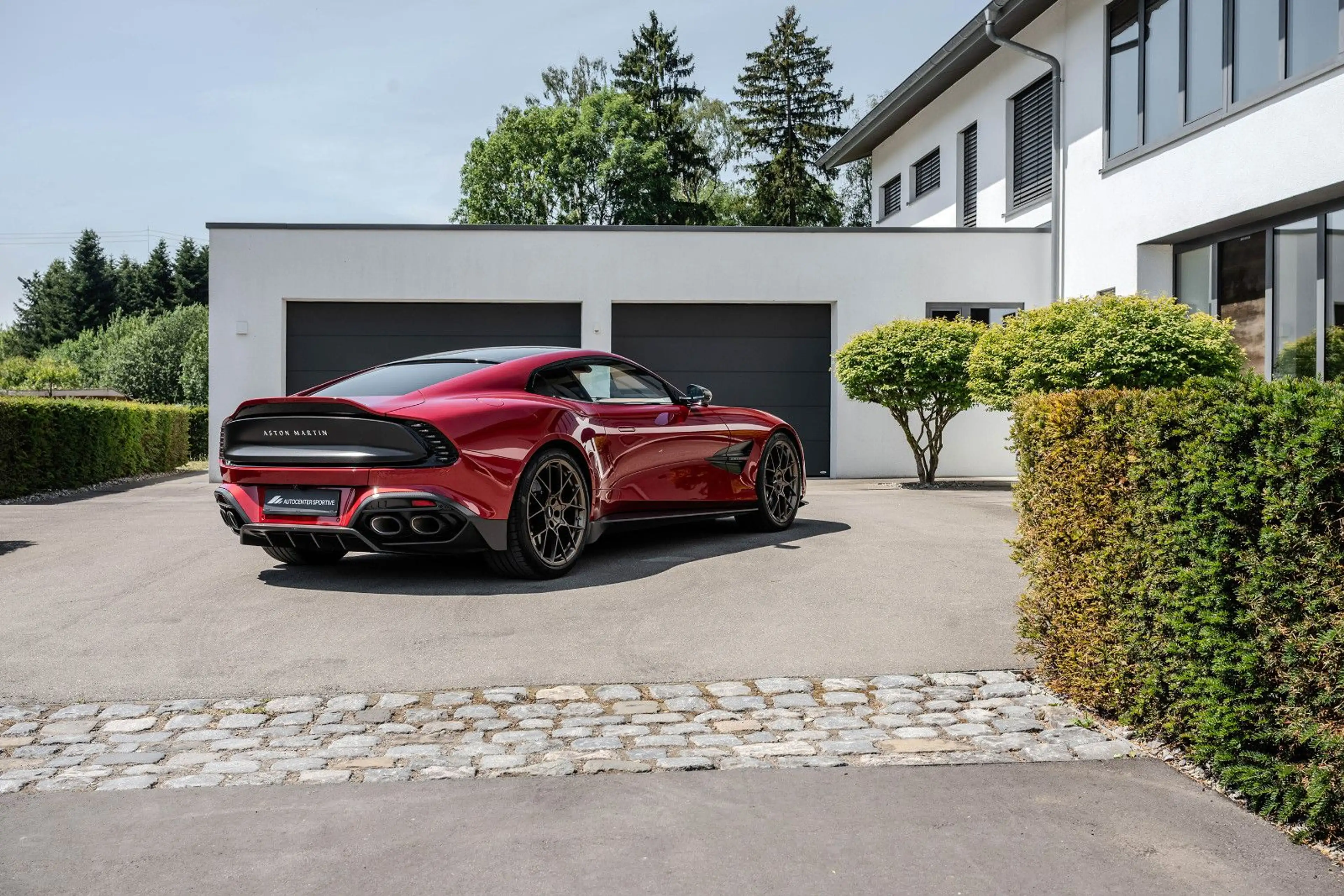 Aston Martin Vanquish VANQUISH PRESENTATION SPEC Q CARBON BESPOKE — photo 6