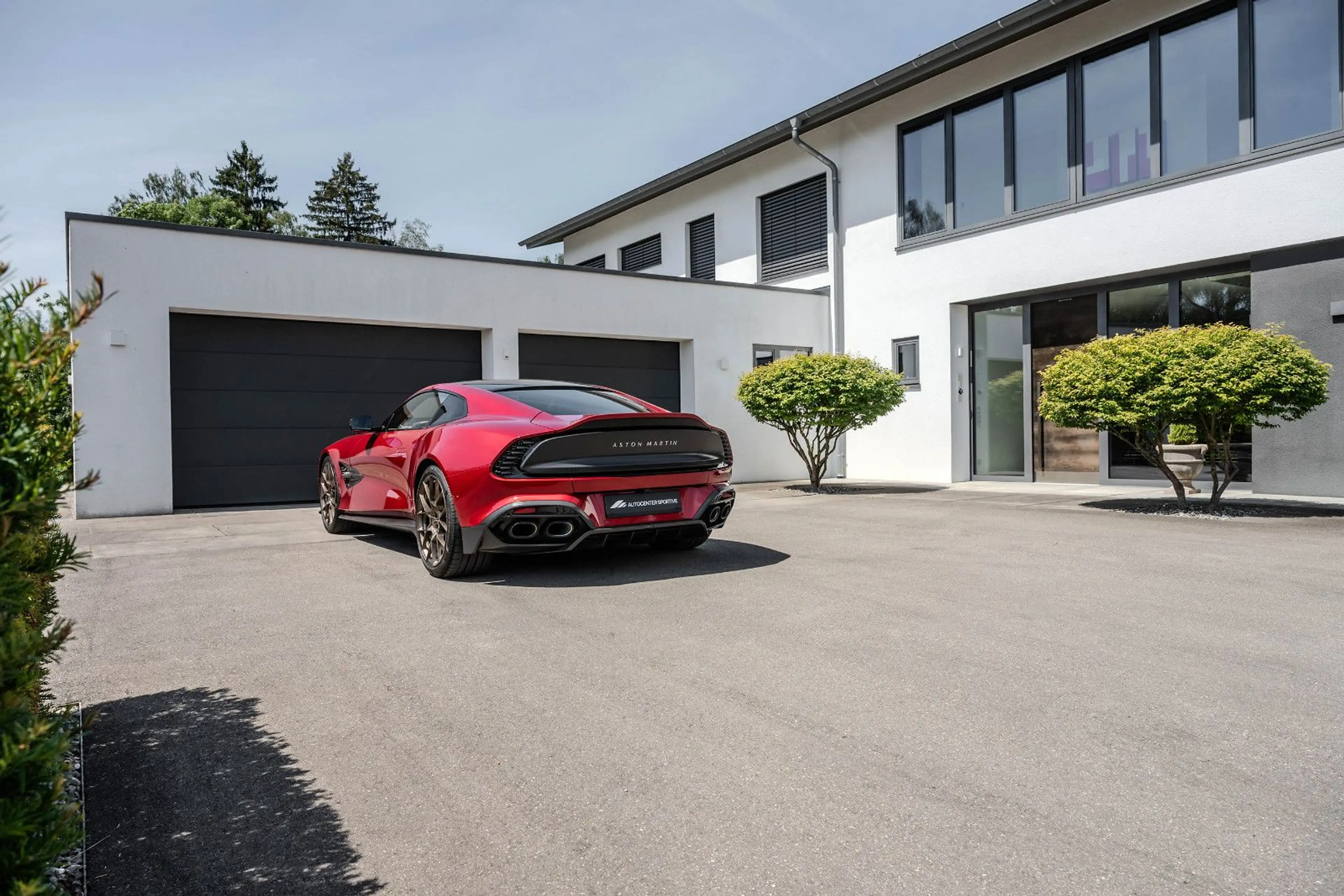 Aston Martin Vanquish VANQUISH PRESENTATION SPEC Q CARBON BESPOKE — photo 4