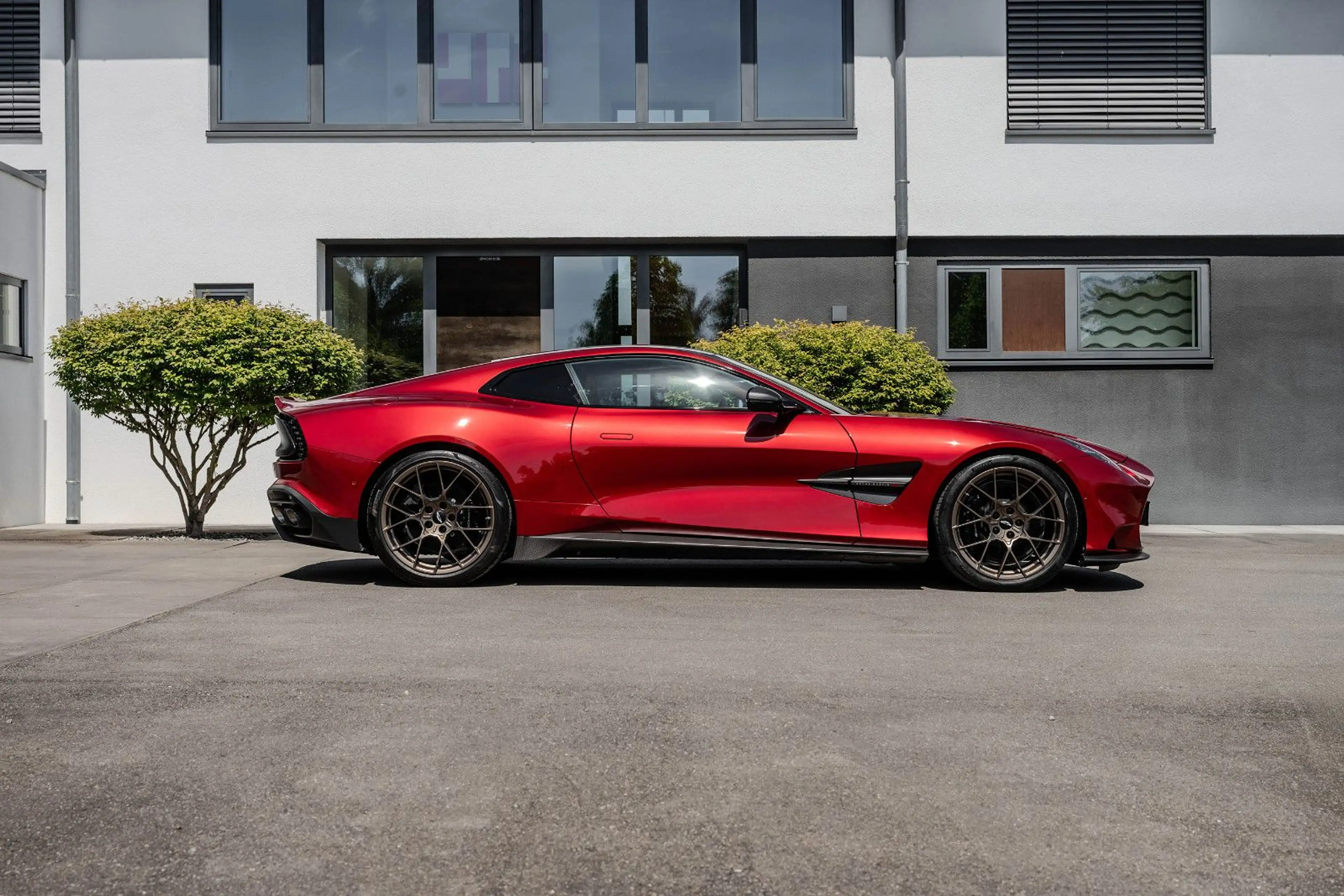 Aston Martin Vanquish VANQUISH PRESENTATION SPEC Q CARBON BESPOKE — photo 7