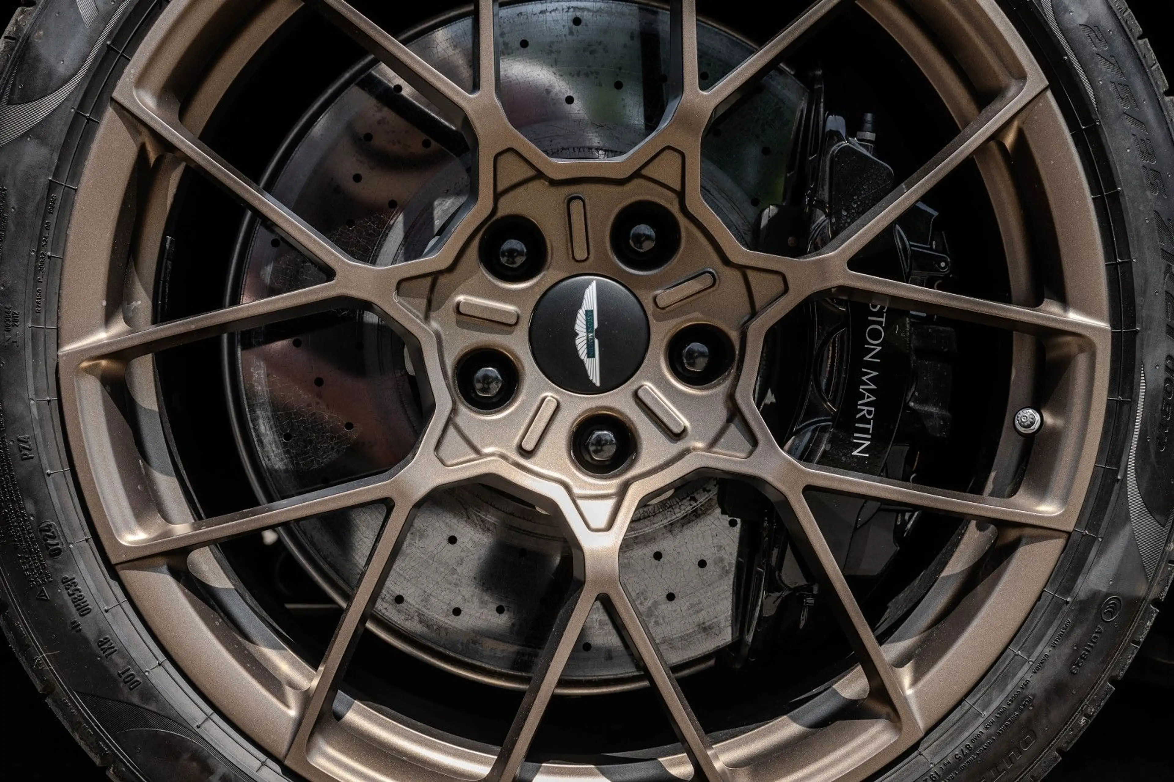 Aston Martin Vanquish VANQUISH PRESENTATION SPEC Q CARBON BESPOKE — photo 11