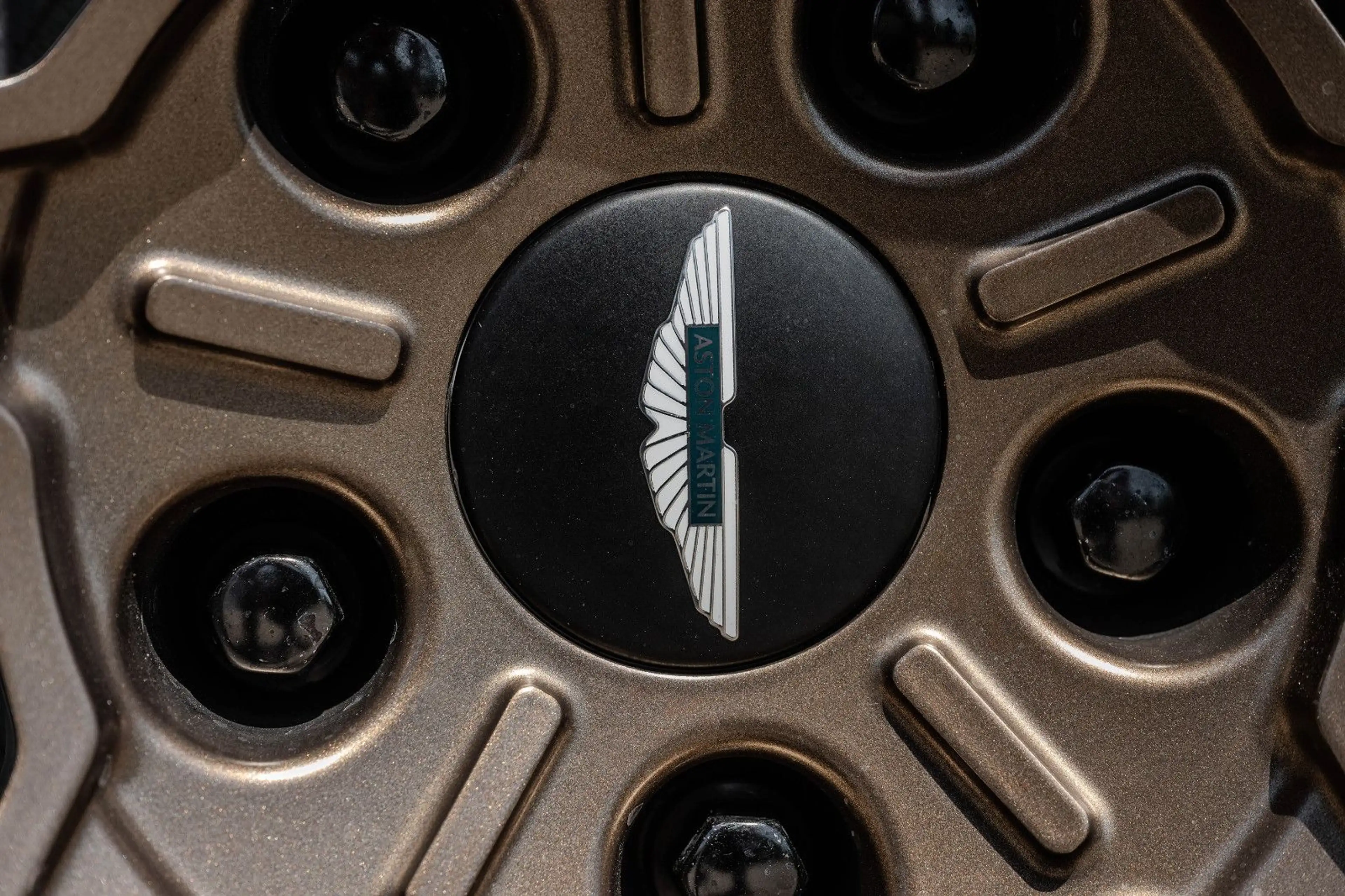 Aston Martin Vanquish VANQUISH PRESENTATION SPEC Q CARBON BESPOKE — photo 12