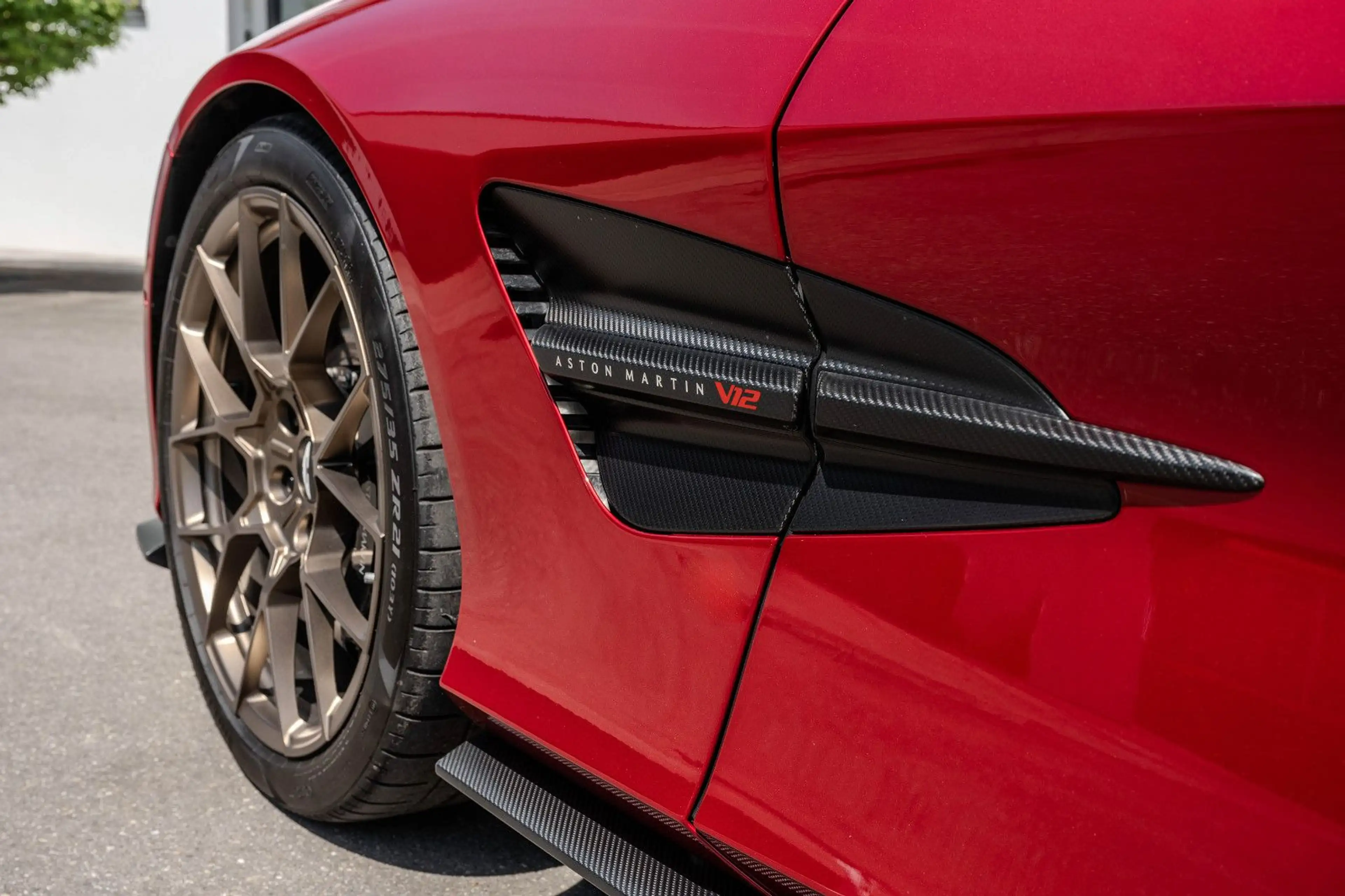 Aston Martin Vanquish VANQUISH PRESENTATION SPEC Q CARBON BESPOKE — photo 13