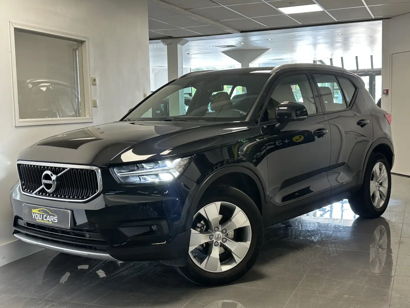 Volvo XC40 T3 Momentum Zwart - 2
