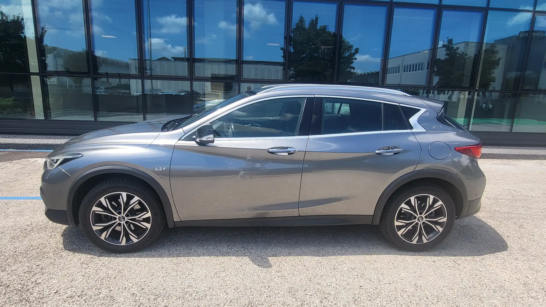 Infiniti QX30 QX30 2.2d Premium Tech awd dct Grau - 2