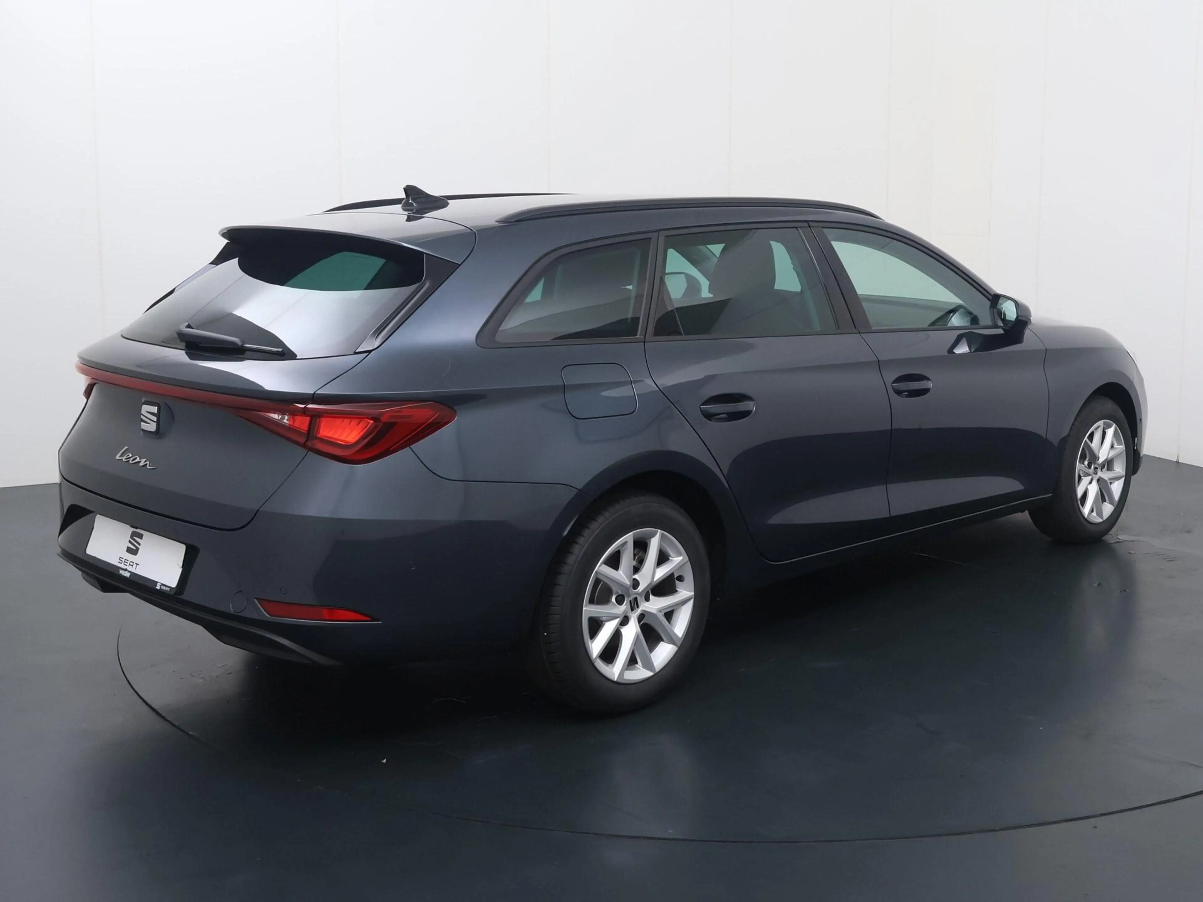 SEAT Leon e-Hybrid Sportstourer Style Business Intense 1.5 eHybrid 15 — photo 6