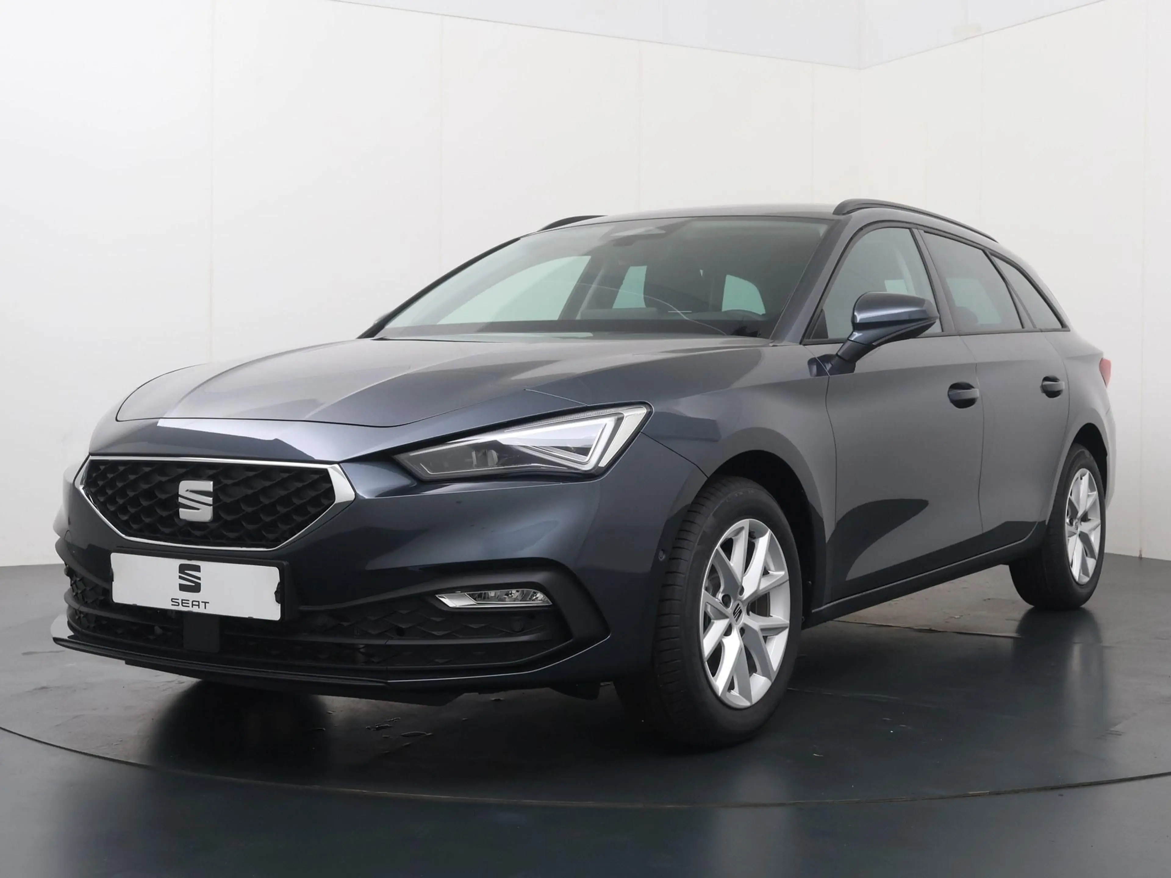 SEAT Leon e-Hybrid Sportstourer Style Business Intense 1.5 eHybrid 15 — photo 2