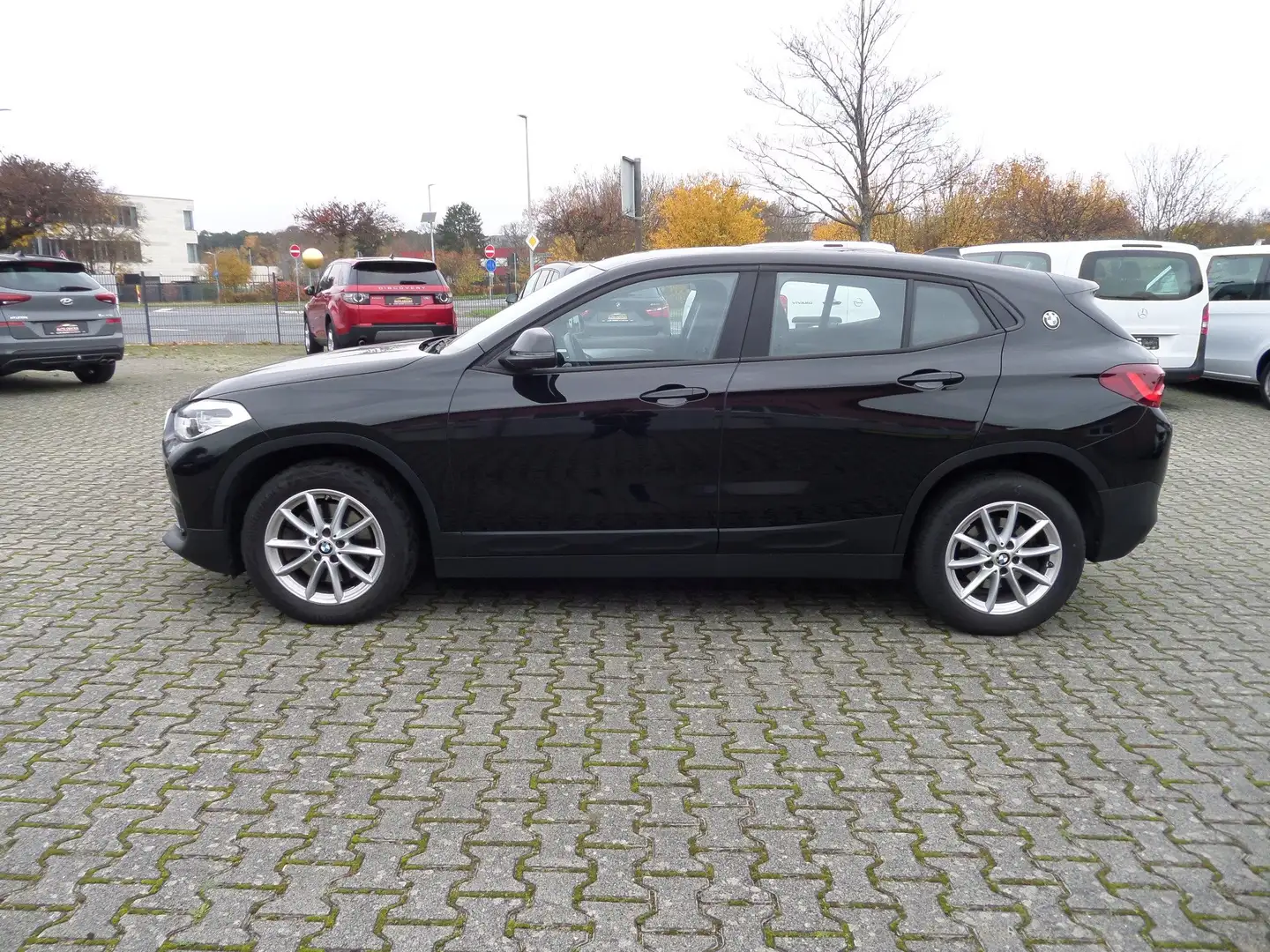 BMW X2 xDrive 20 i AUTOMATIK+Navi+AHK+LED+Cam+ACC+1.Hand Schwarz - 1