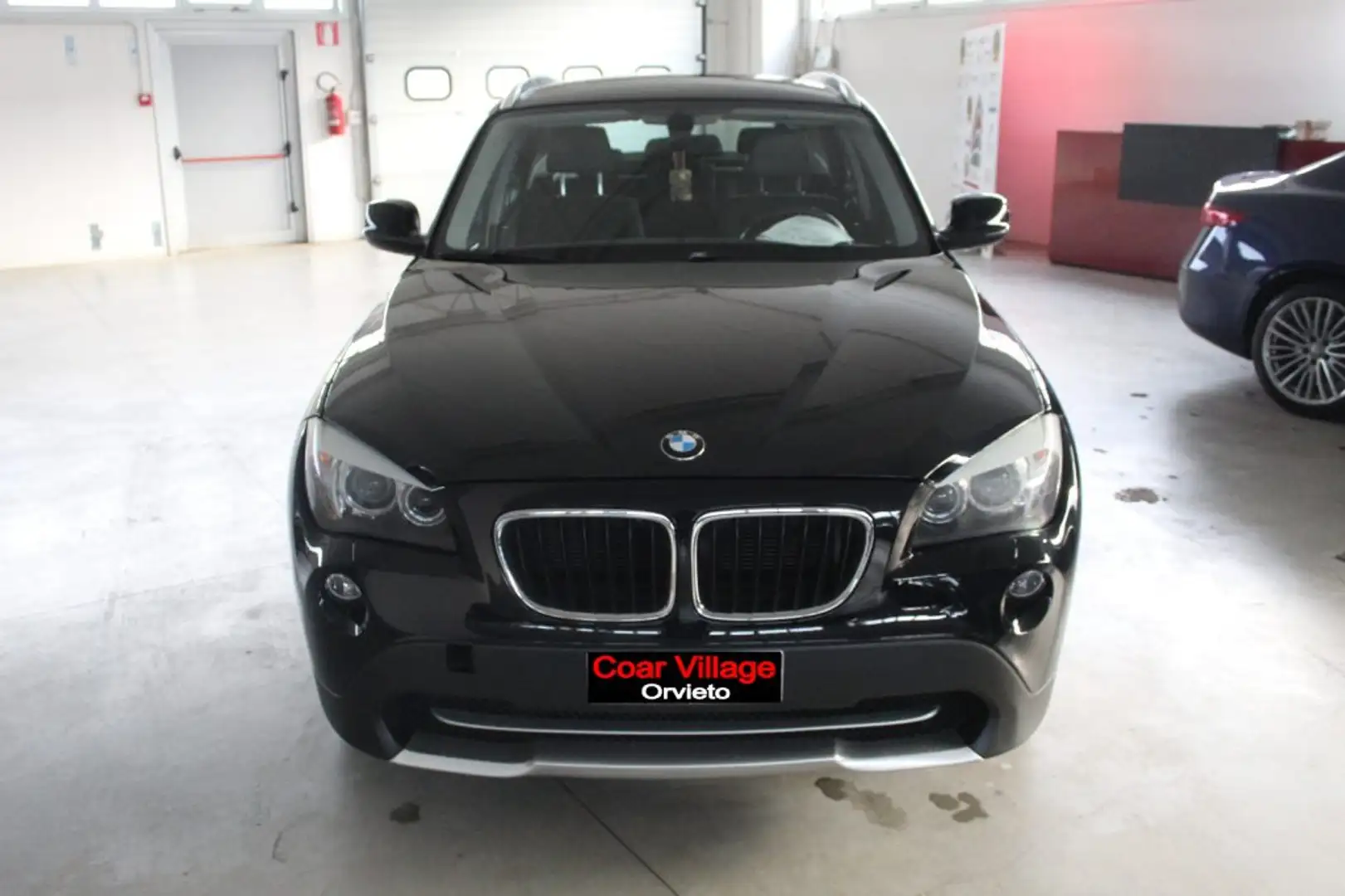 BMW X1 sDrive20d Attiva Schwarz - 2