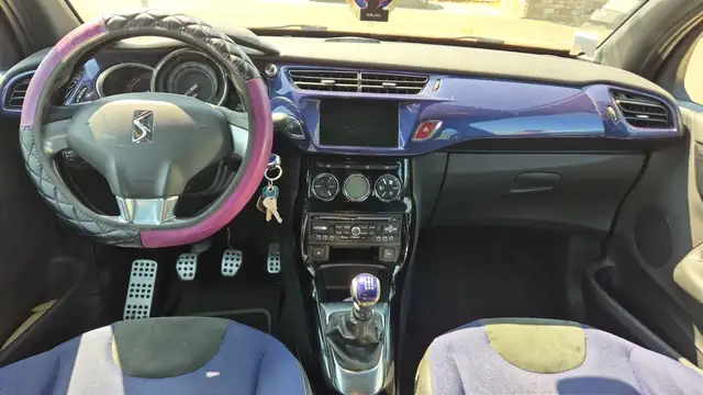 DS Automobiles DS 3 view 11