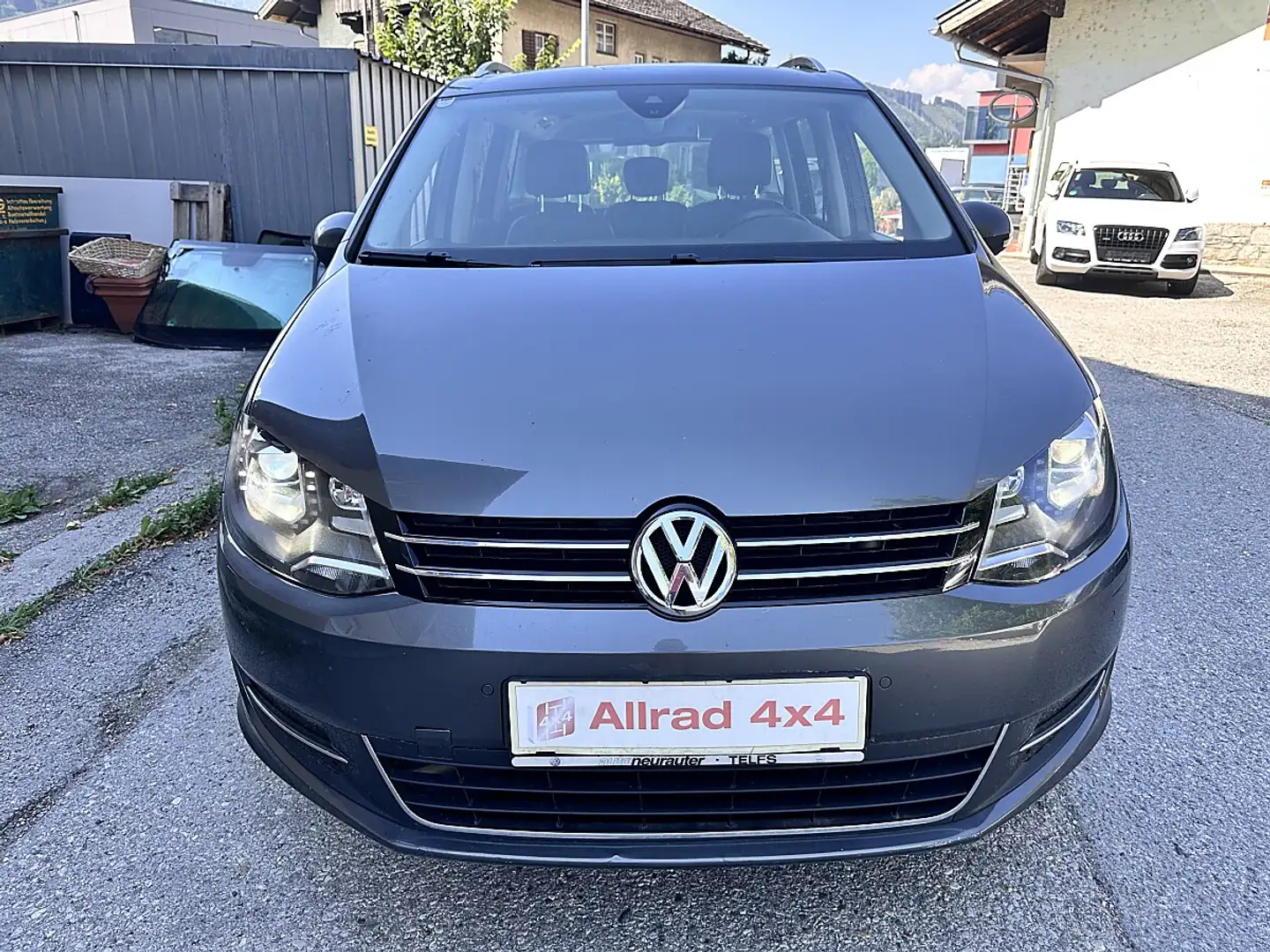 Volkswagen Sharan Sky BMT 2,0 TDI DPF 4Motion Grau - 2