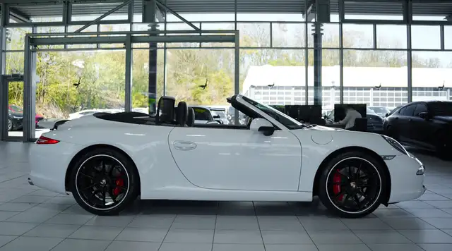 Porsche 911 view 7