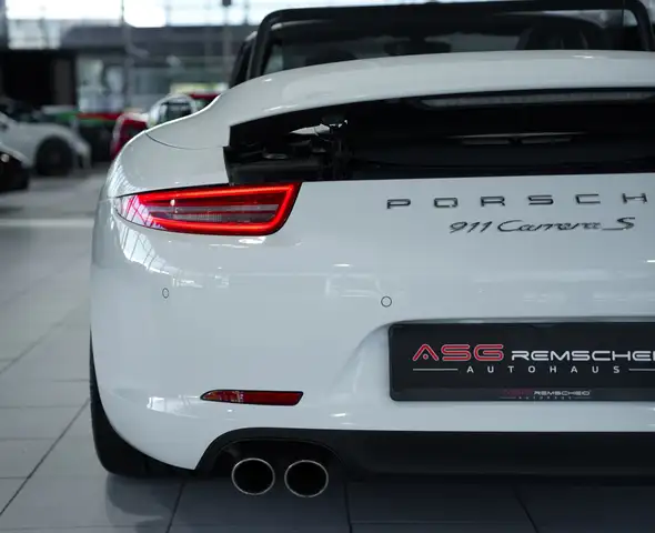 Porsche 911 view 15
