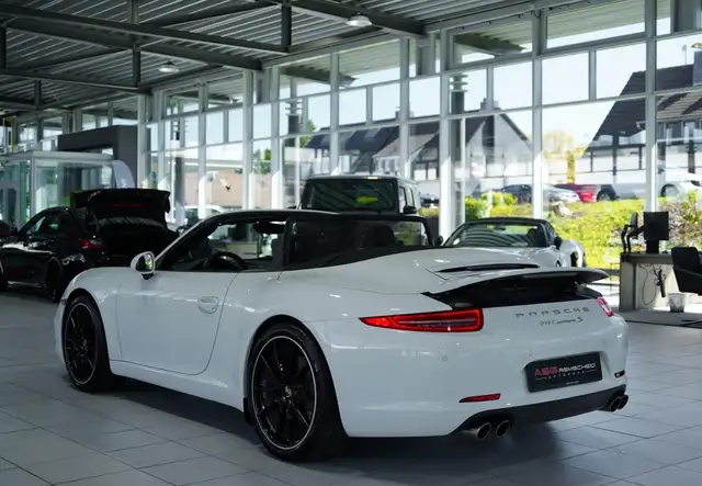 Porsche 911 view 12