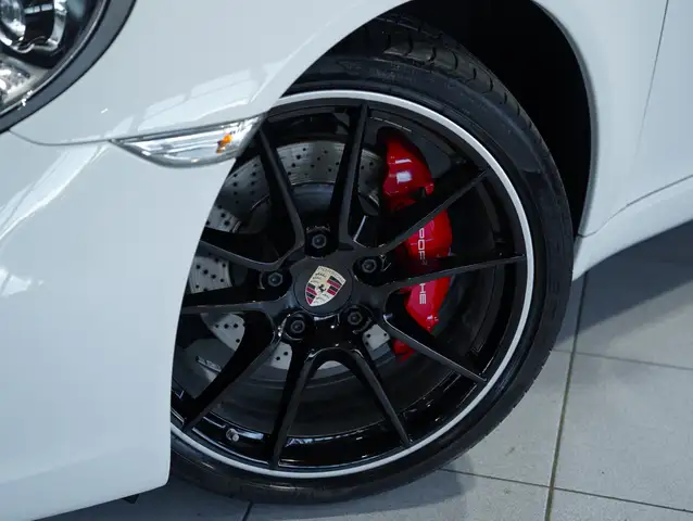 Porsche 911 view 3