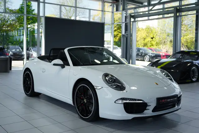 Porsche 911 view 6