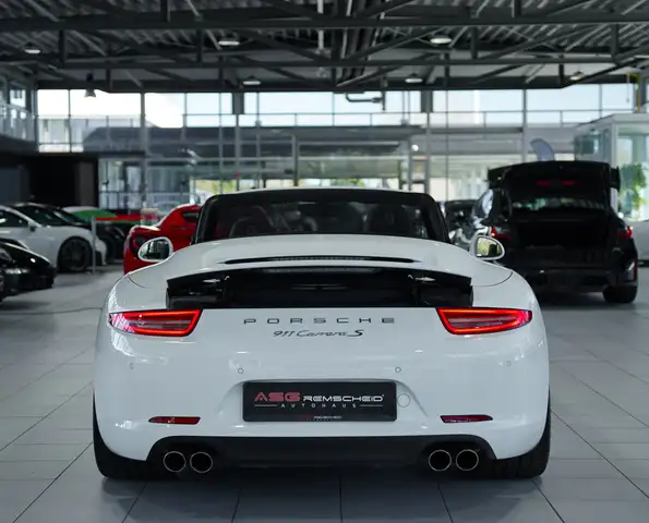 Porsche 911 view 11