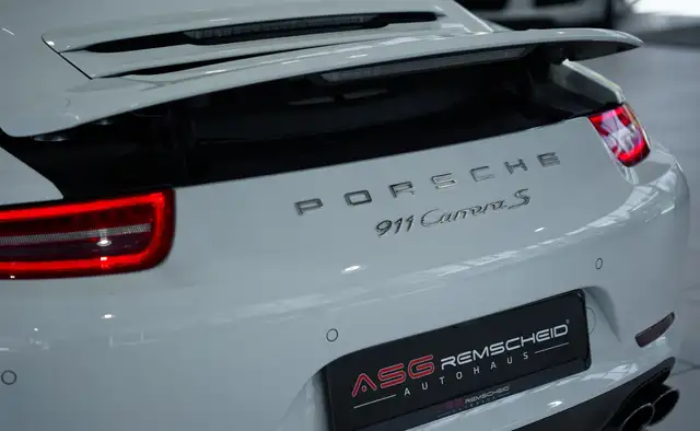 Porsche 911 view 14