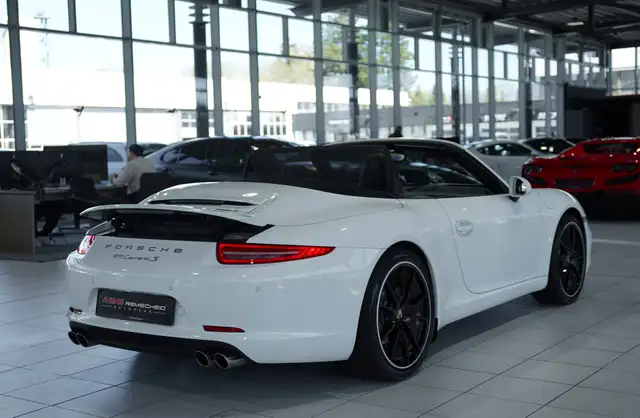 Porsche 911 view 10