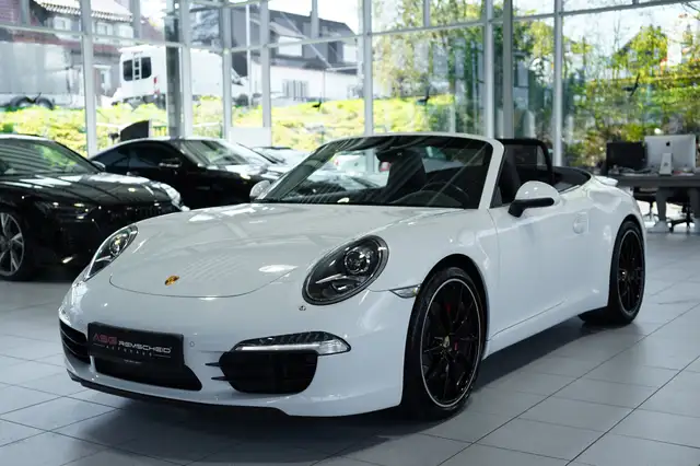Porsche 911 view 5