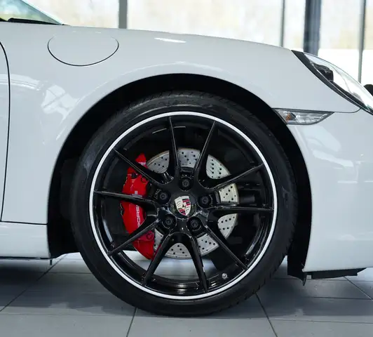 Porsche 911 view 8