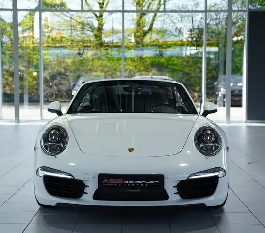 Porsche 911 view 4