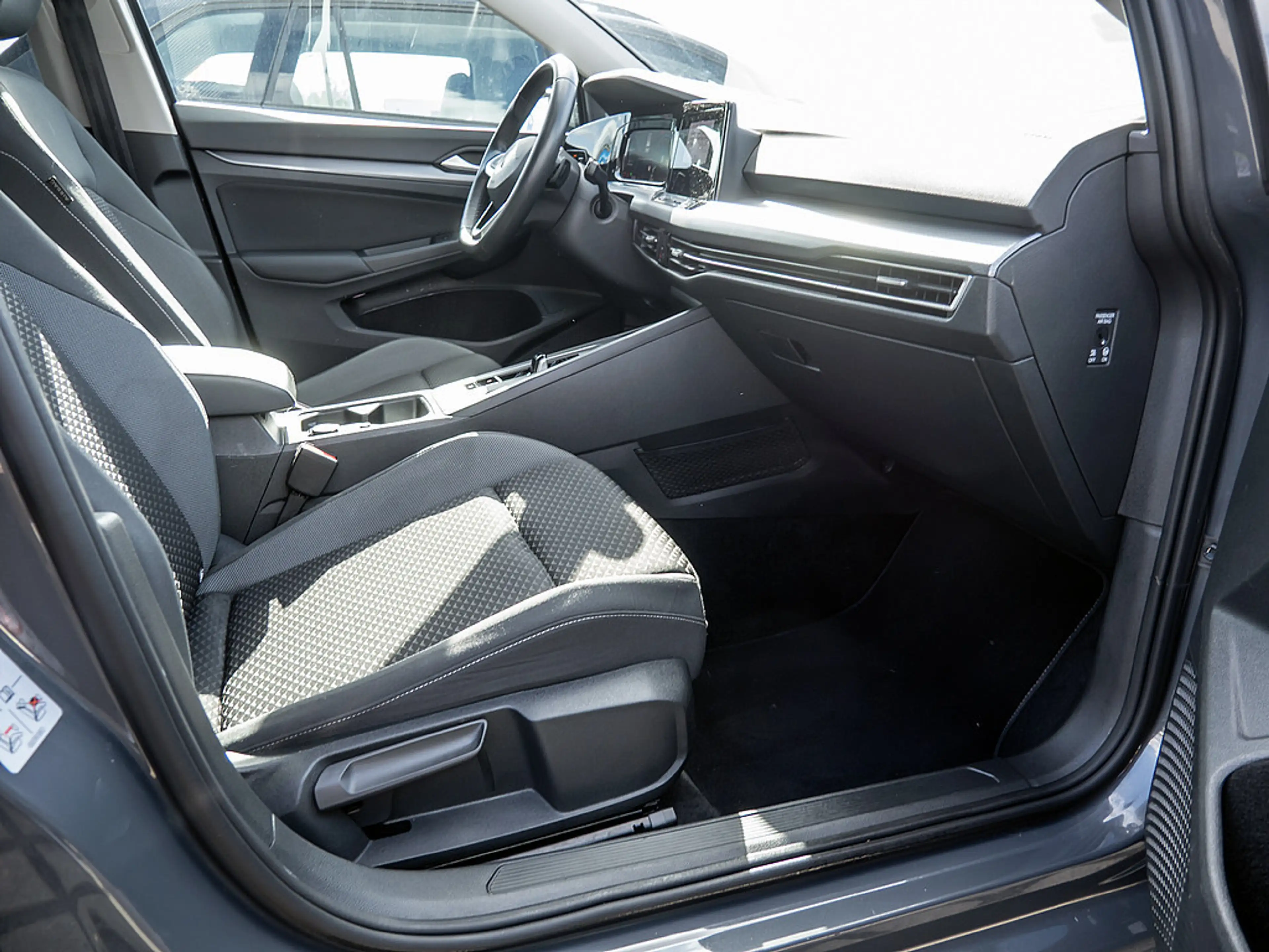 Volkswagen Golf VIII Variant 2.0 TDI Active SHZ NAVI LED — photo 2