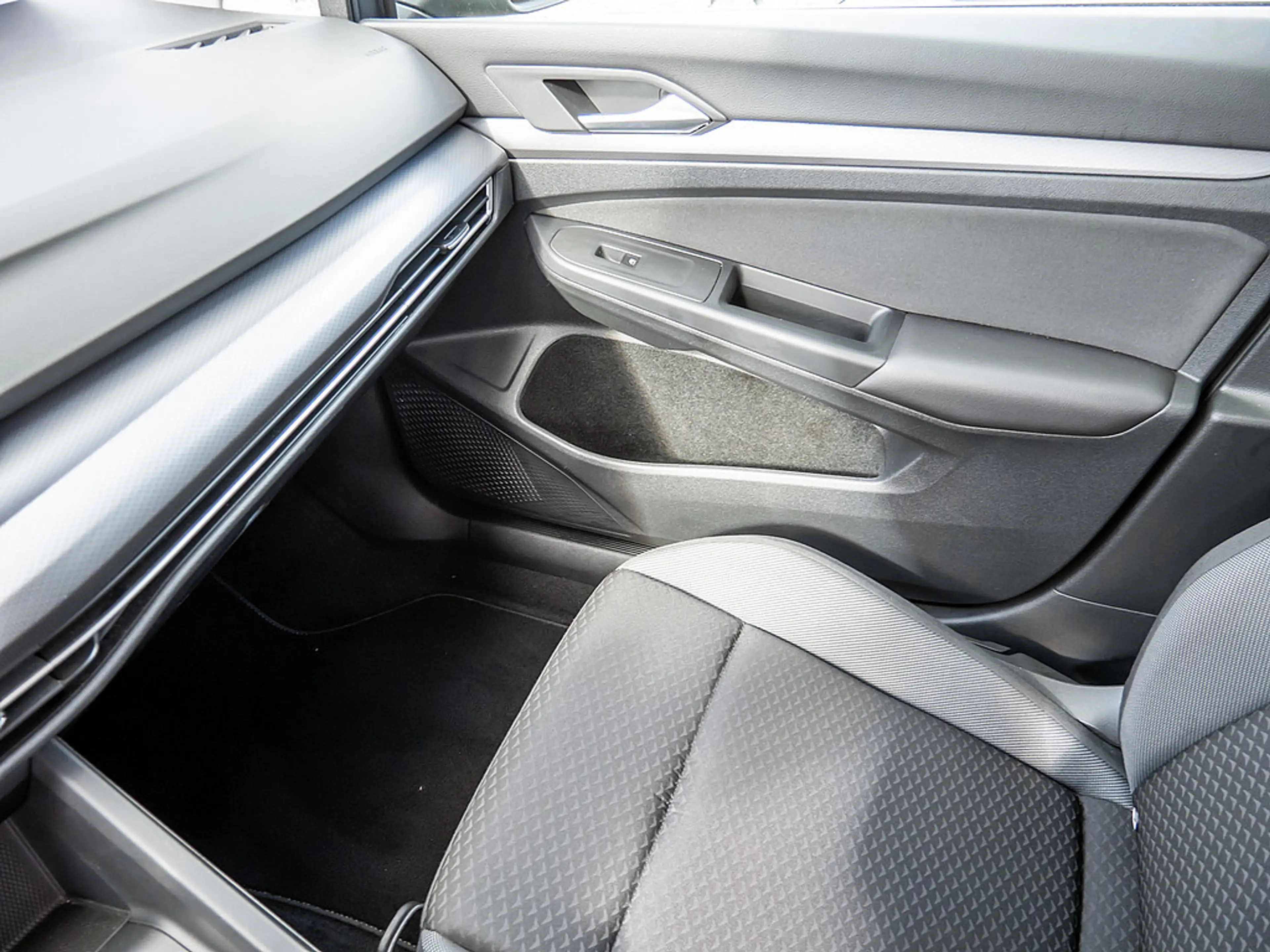Volkswagen Golf VIII Variant 2.0 TDI Active SHZ NAVI LED — photo 13