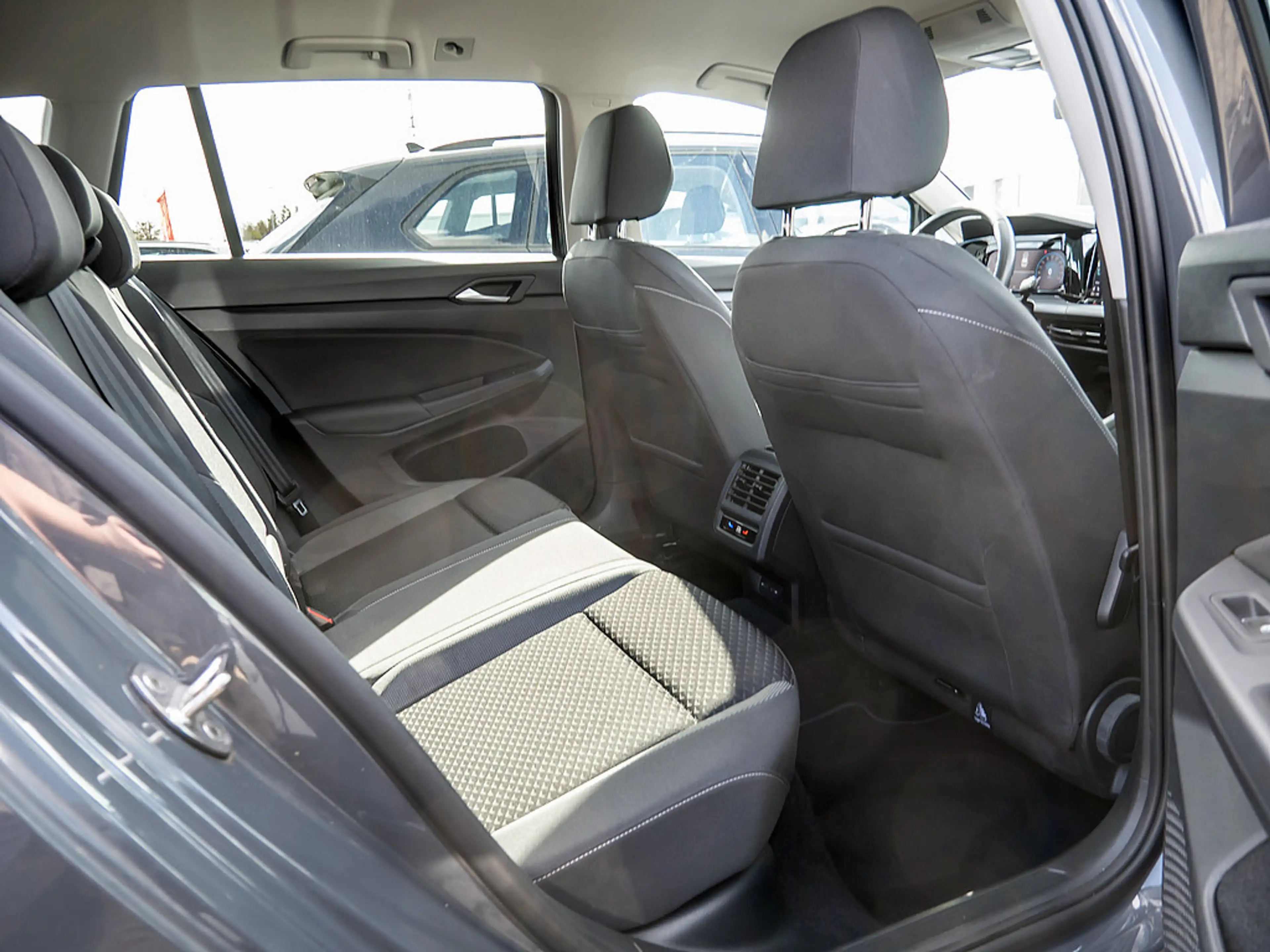 Volkswagen Golf VIII Variant 2.0 TDI Active SHZ NAVI LED — photo 4