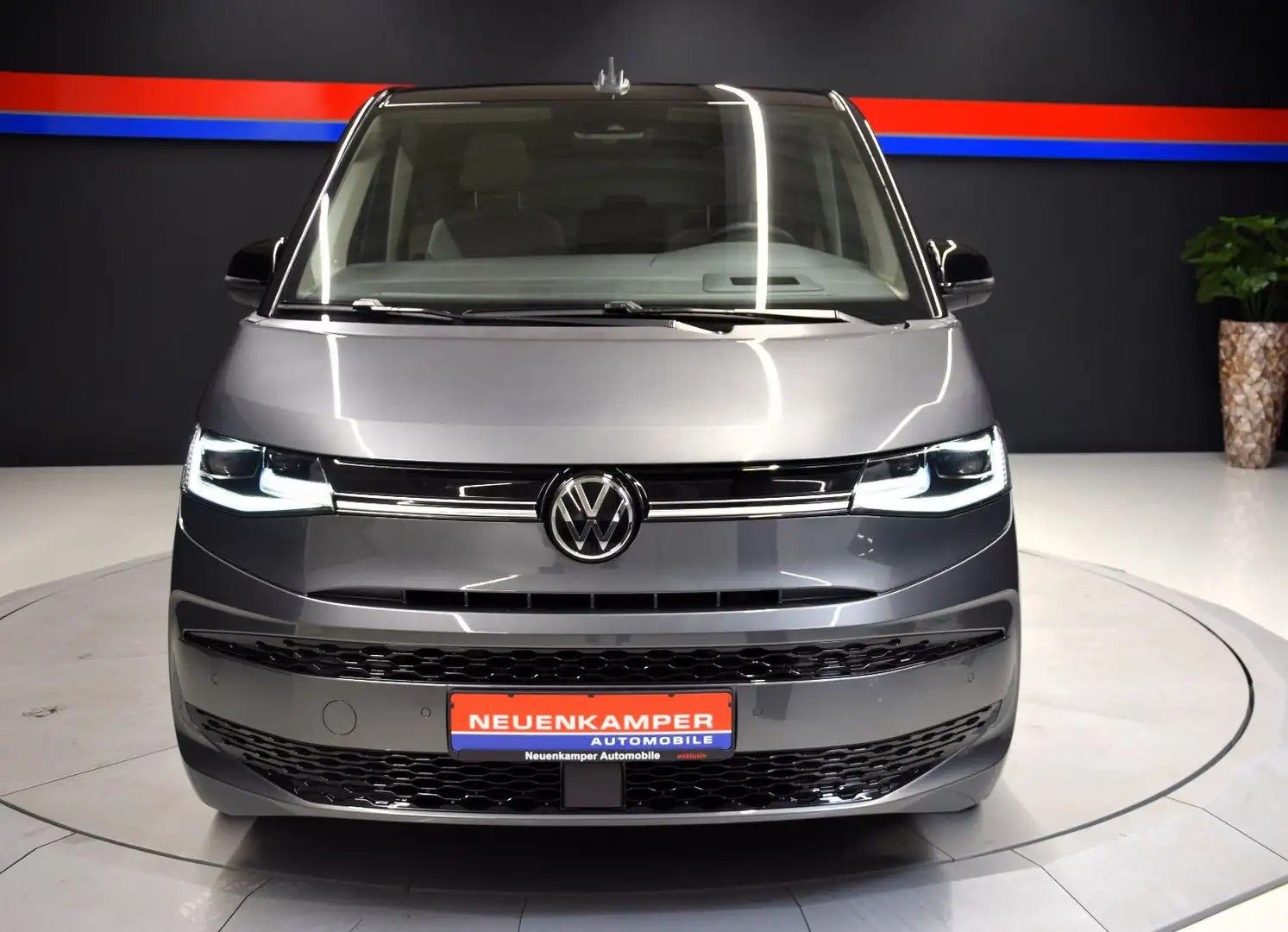 Volkswagen T7 Multivan Edition Pano Standhzng Matrix Tisch Grau - 2
