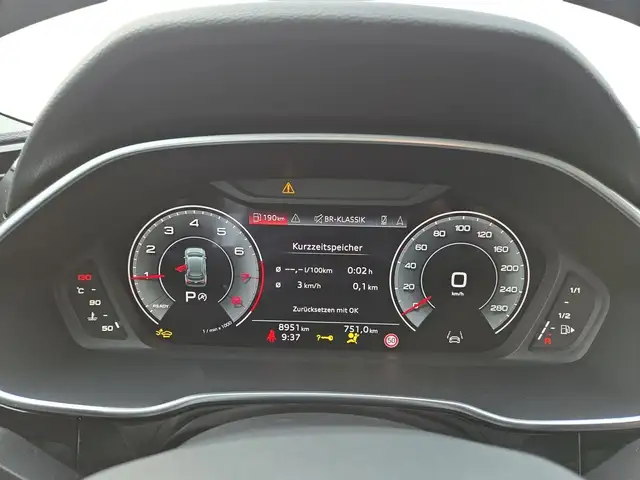 Audi Q3 view 9